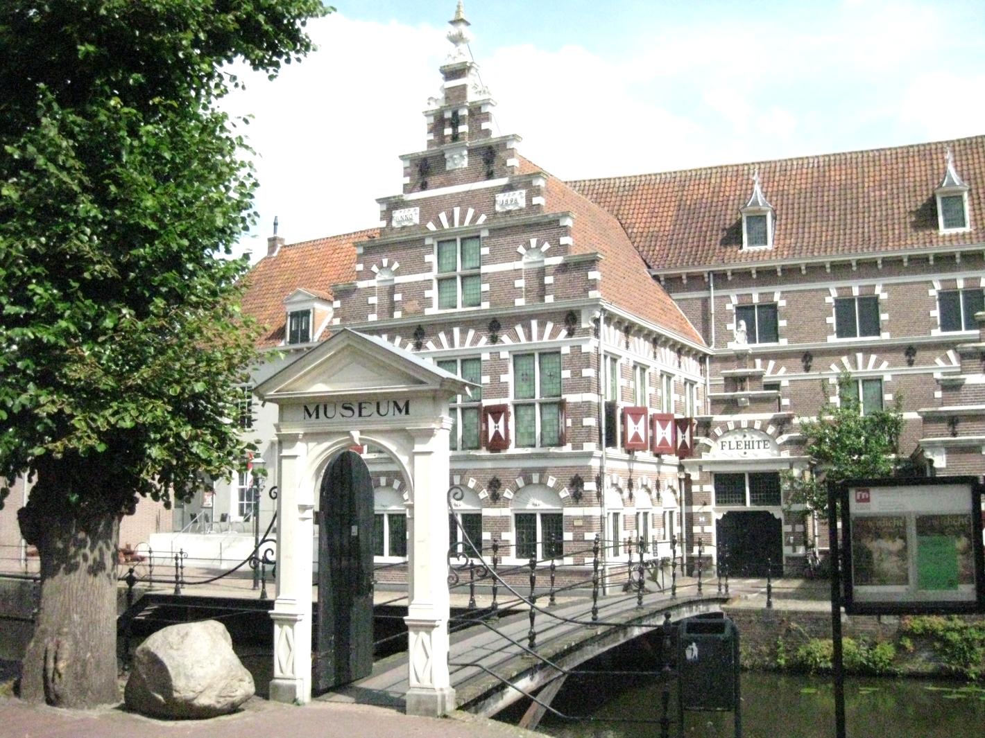 Museum Flehite toegang met bruggetje