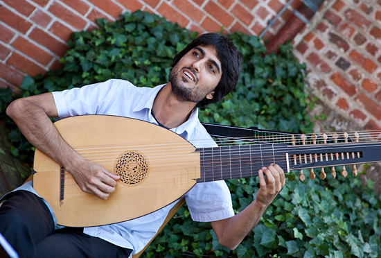 Alon Sariel met theorbe