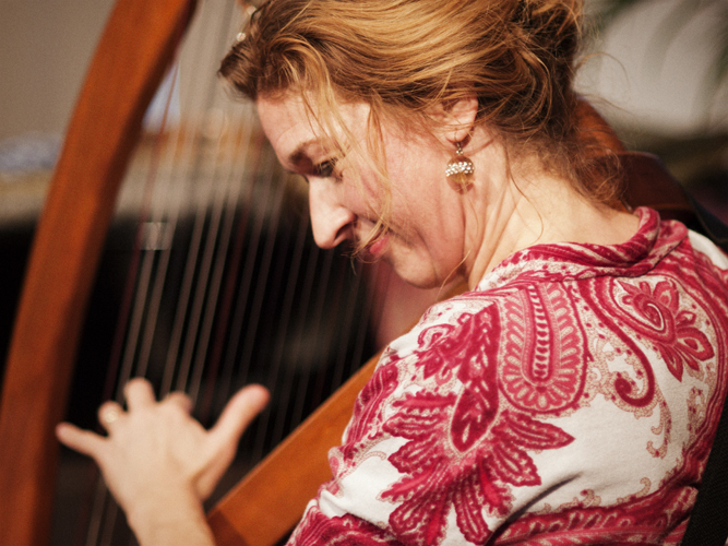 Ane Koene met keltische harp