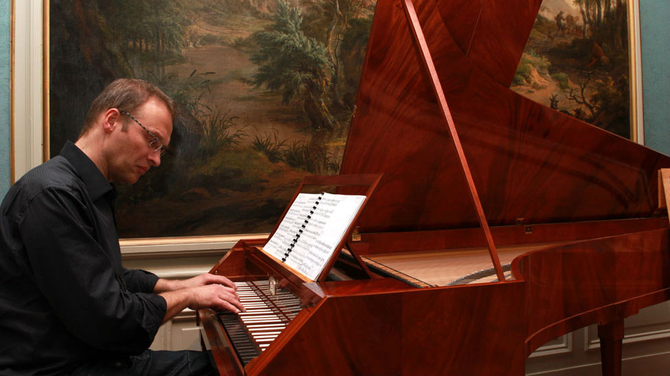 Bart van Oort bespeelt Zahler fortepiano vleugel, Museum Geelvinck