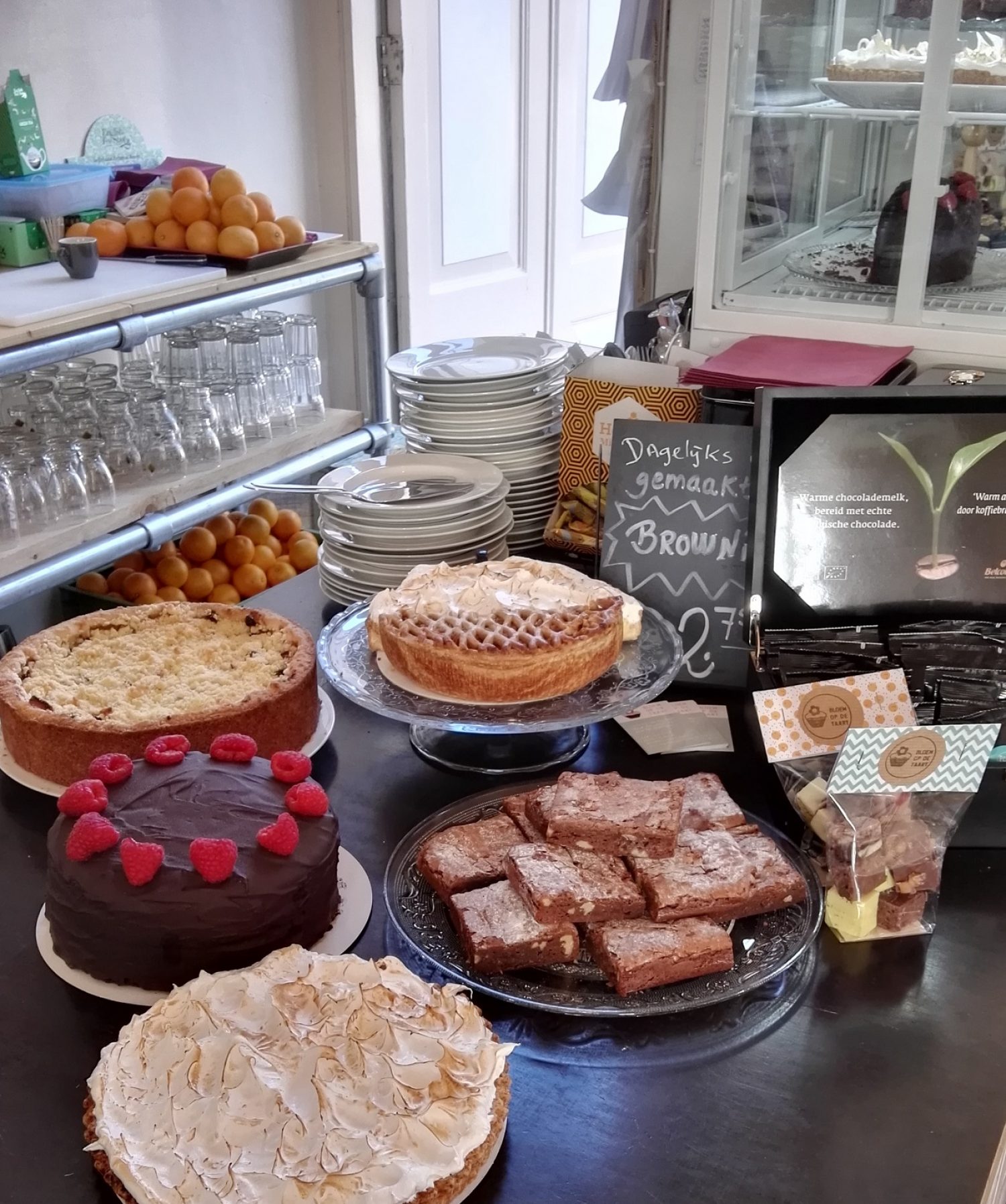 In het Genietcafé zijn zelfgebakken taarten te krijgen
