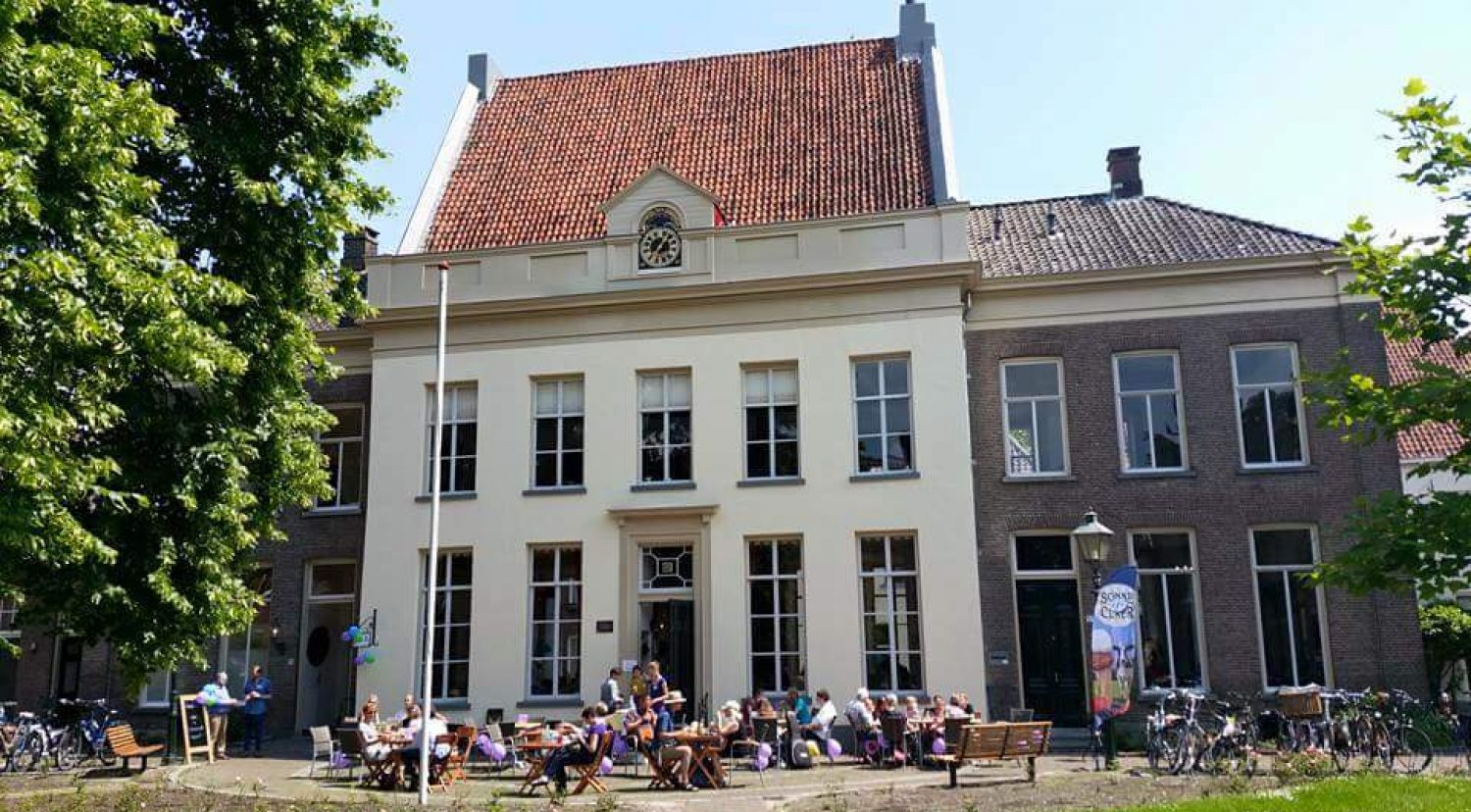 Bornhof met Huis Borro uit de 14de eeuw en terras van het Genietcafé