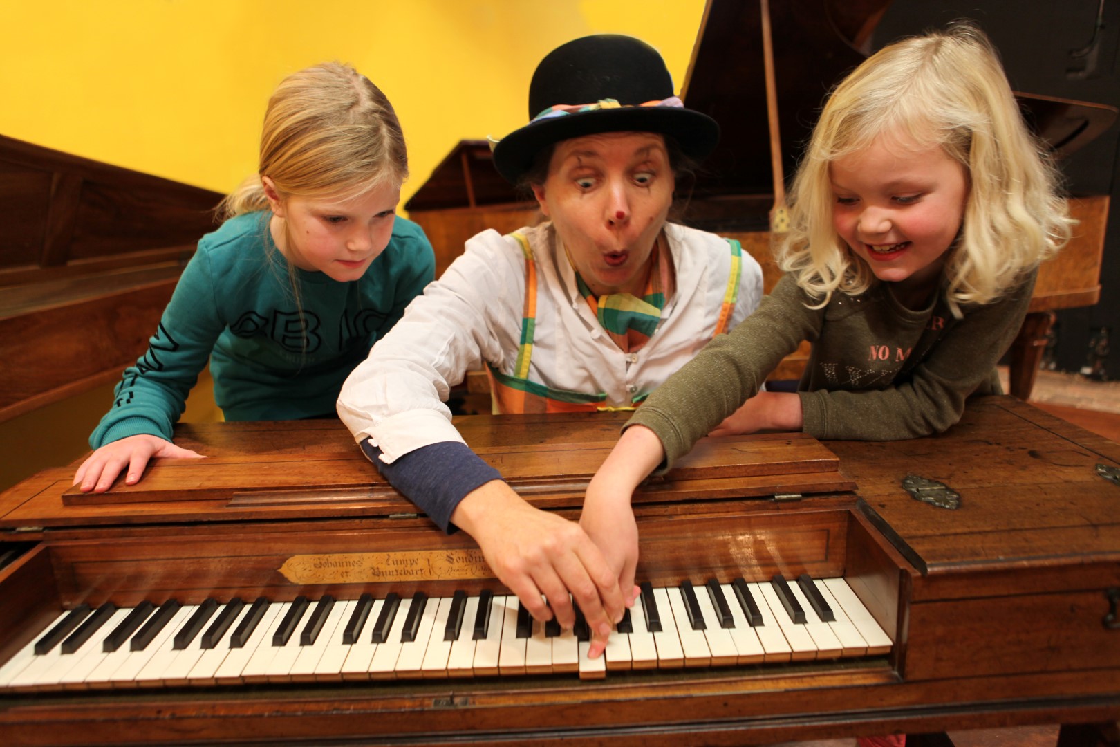Clowntje Polka bij een hele oude tafelpiano