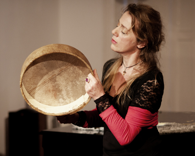 Caroline Erkelens met tambourijn