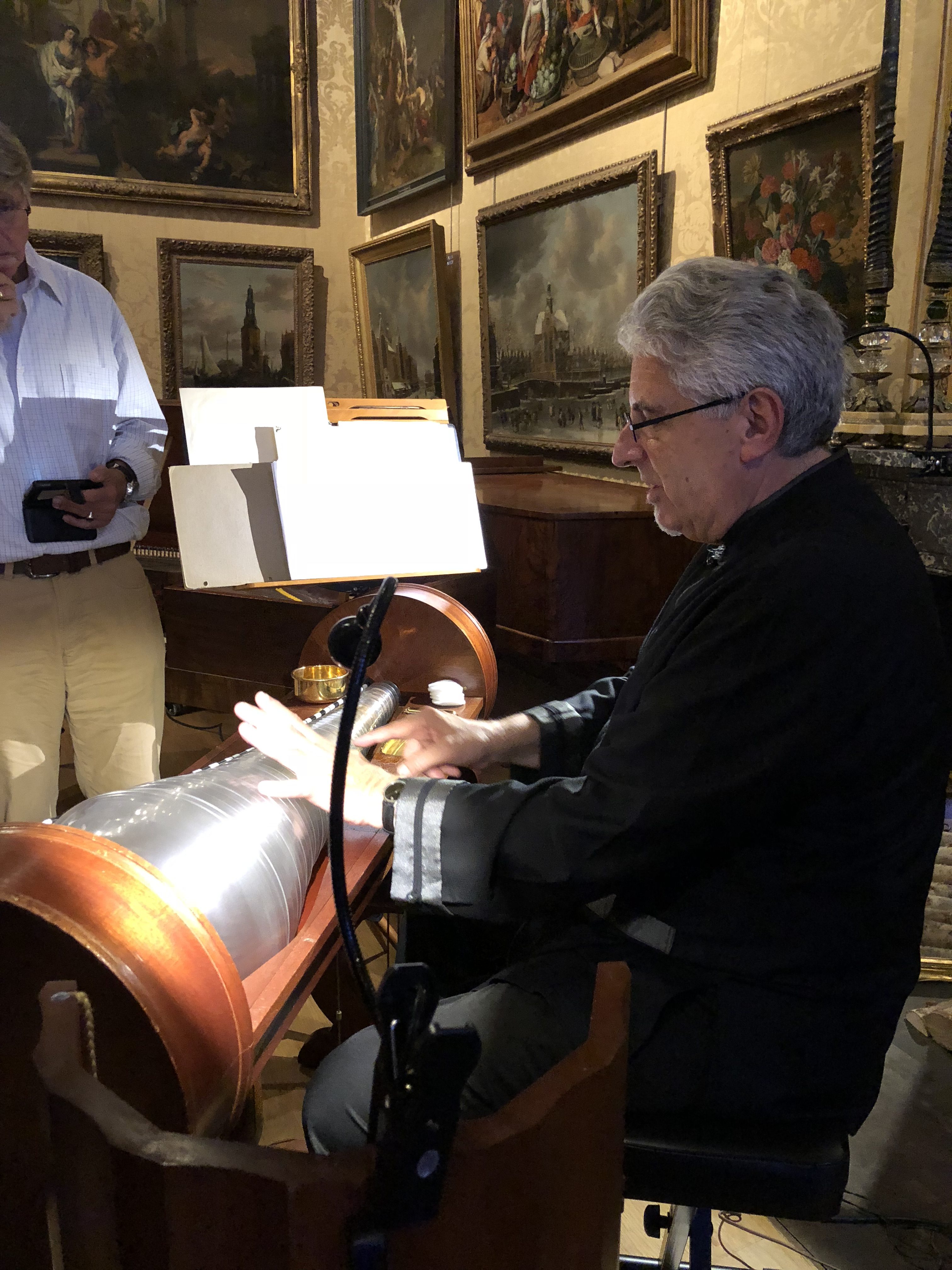 Dennis James geeft uitleg over de glasharmonica in het Cromhouthuis 18-08-18