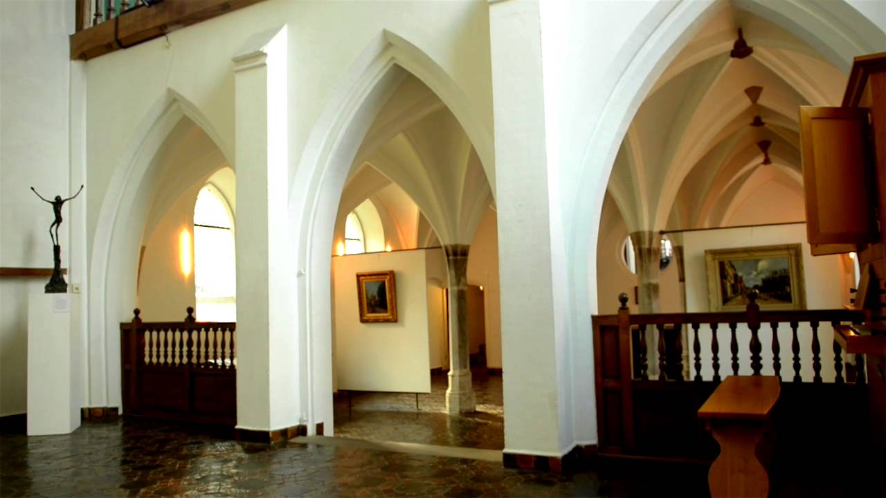 Interieur van Museum Elburg met laat-gothische boogconstructie