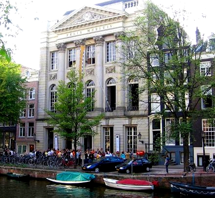 Felix Meritis, het publiek stroomt toe, foto Robert L. Peters
