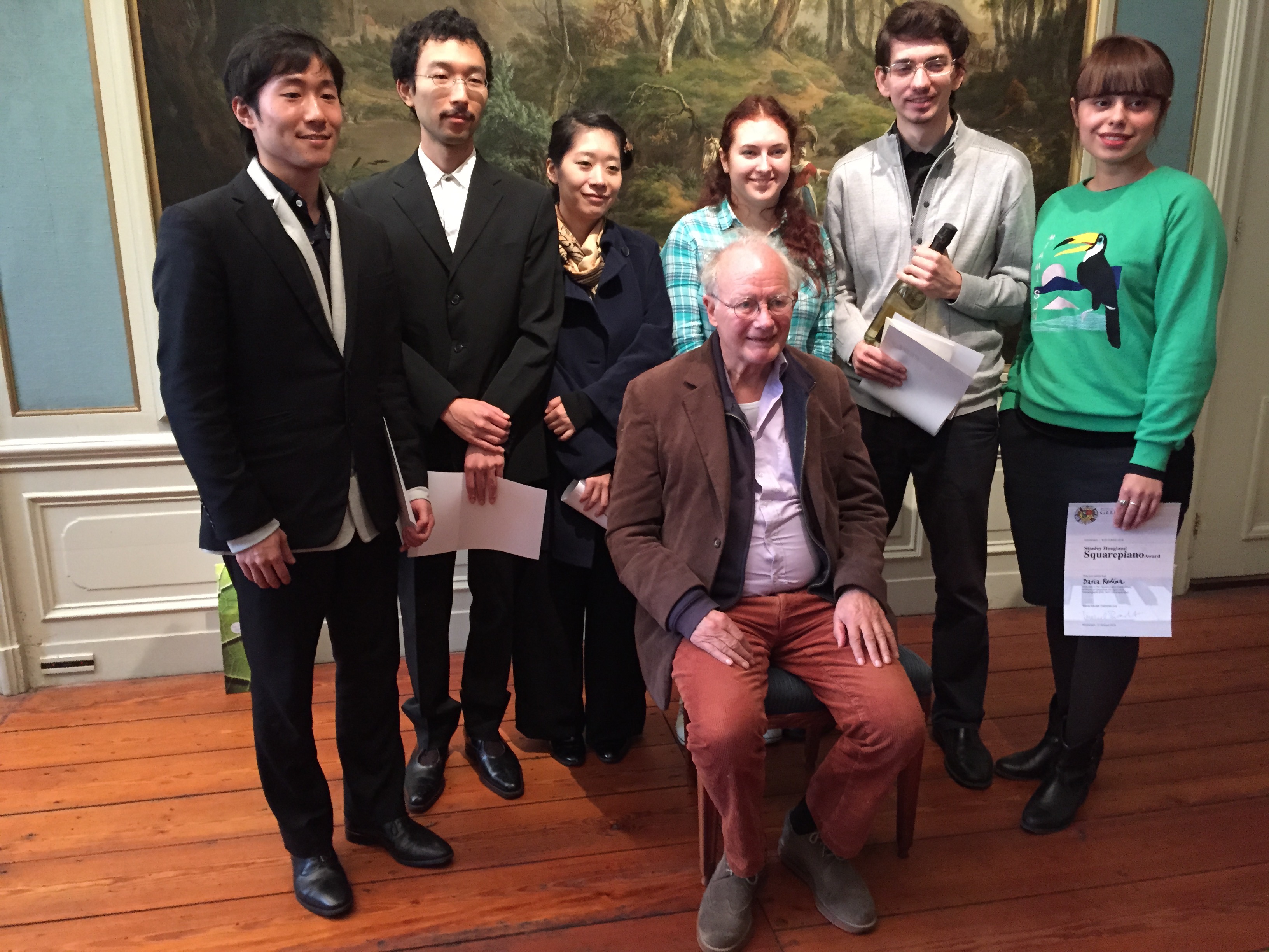 Naruhiko Kawaguchi met mede-deelnemers aan het Square Piano Concours 2015 met Stanley Hoogland