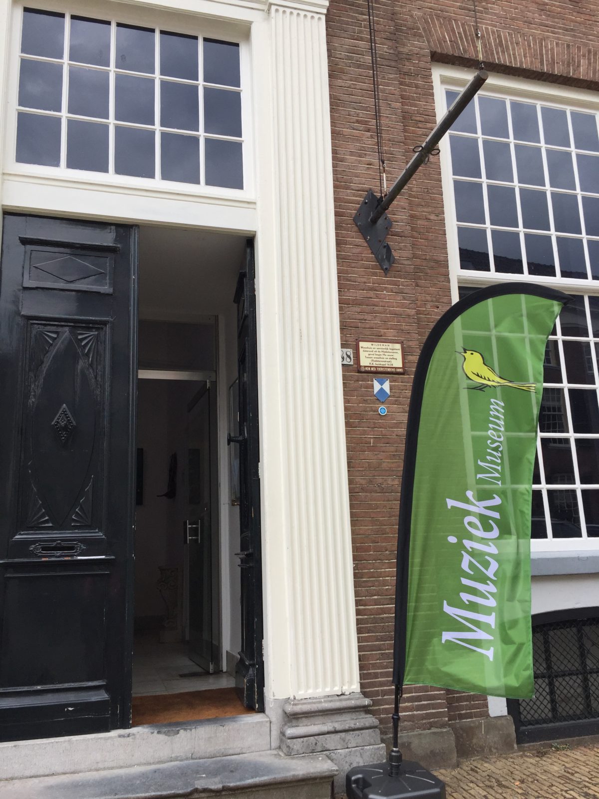 De deur staat open van het Geelvinck Muziek Museum, foto Roland Spek