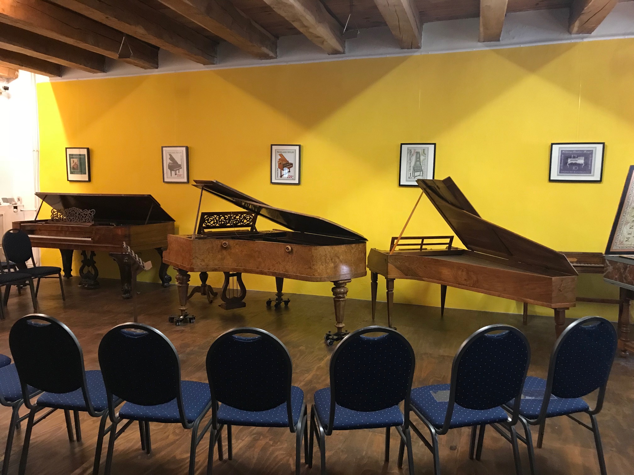 Fortepiano's in de 'nieuwe' concertzaal van het Geelvinck Muziek Museum