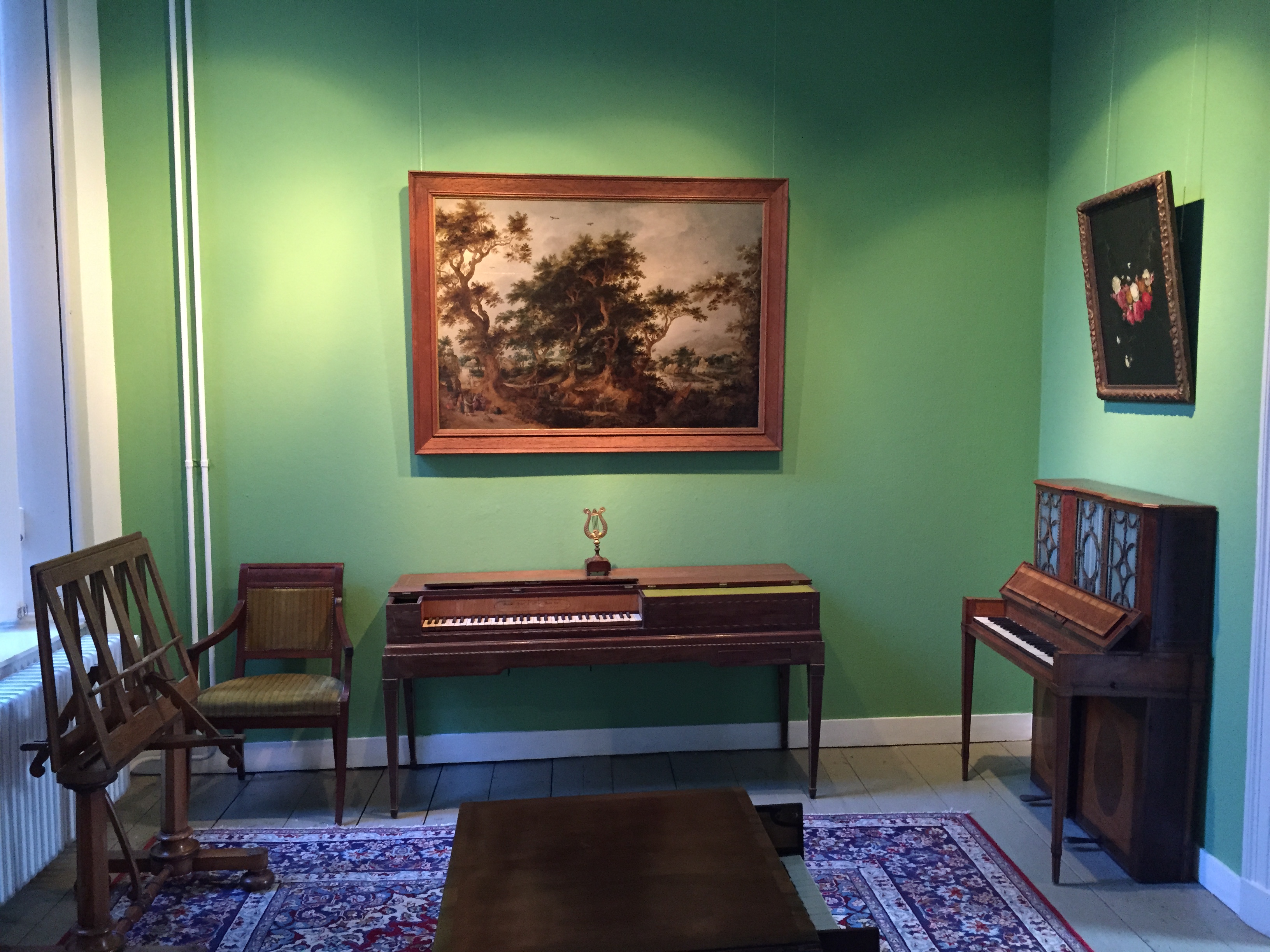 De Groene Kamer met tafelpiano in het  Geelvinck Muziek Museum, foto Roland Spek
