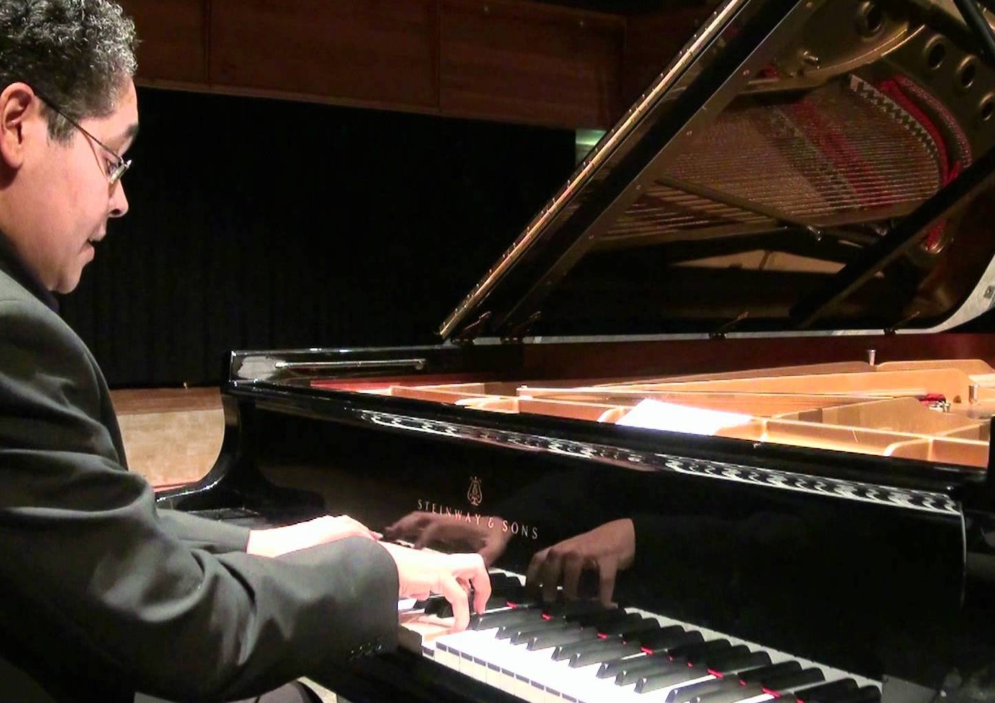Gustavo Corrales Romero - piano