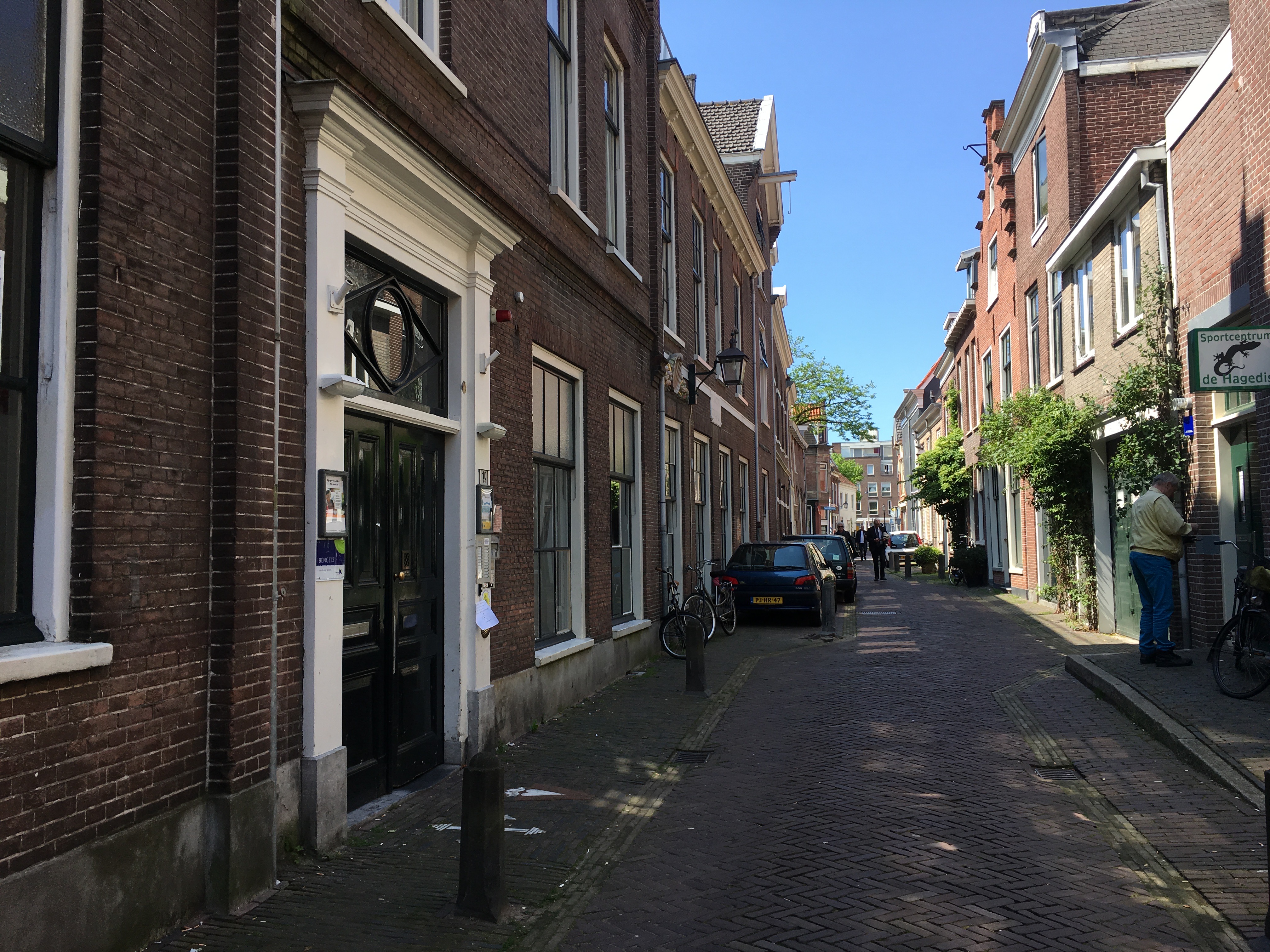 de Hagestraat, links de ingang van het Rosenstock-Huessy Huis op Hagestraat 10
