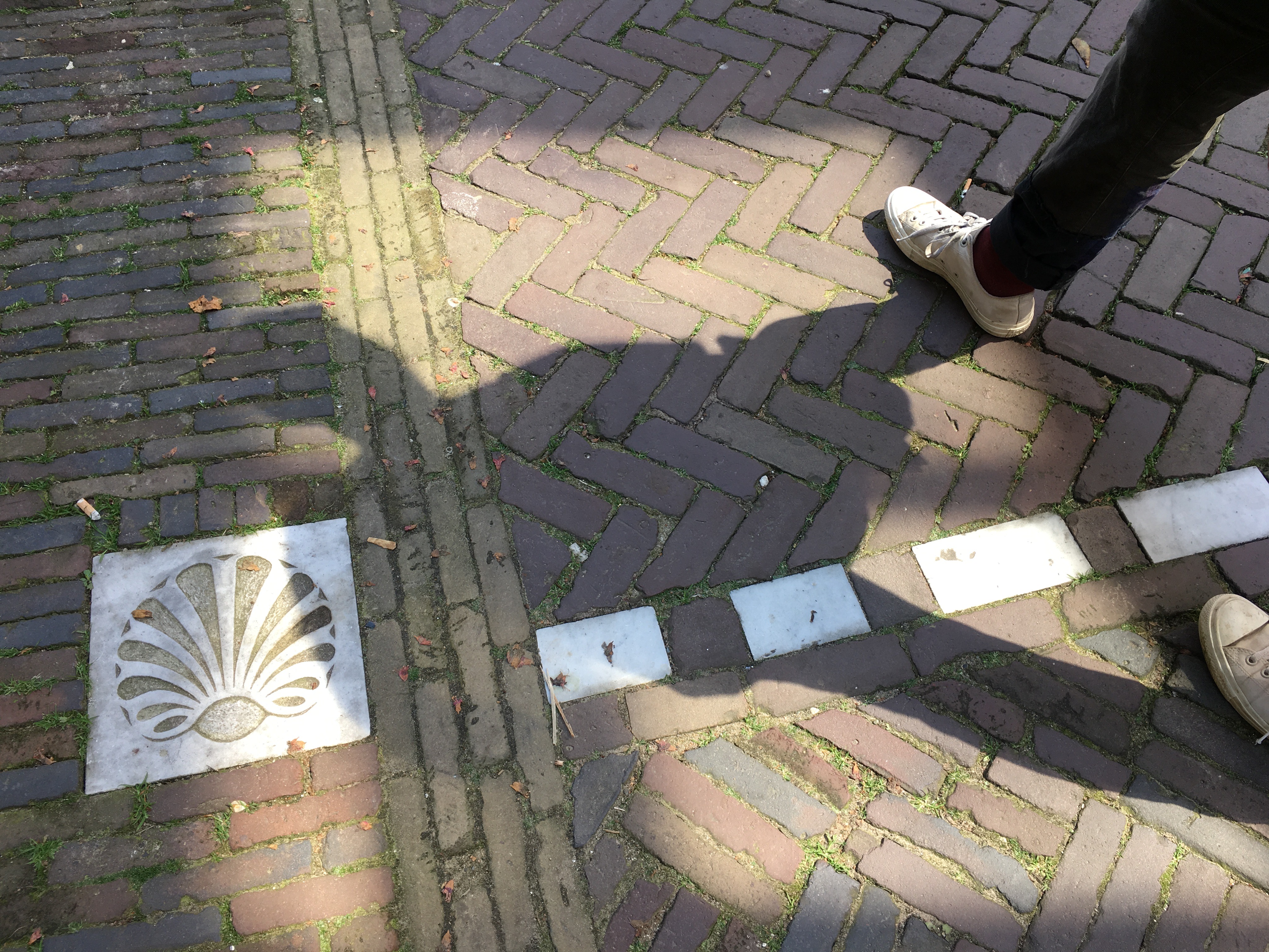 Op straat is het startpunt aangegeven van de pelgrimsweg naar Compostela, hier wordt ook het startbewijs aan pelgrims uitgereikt