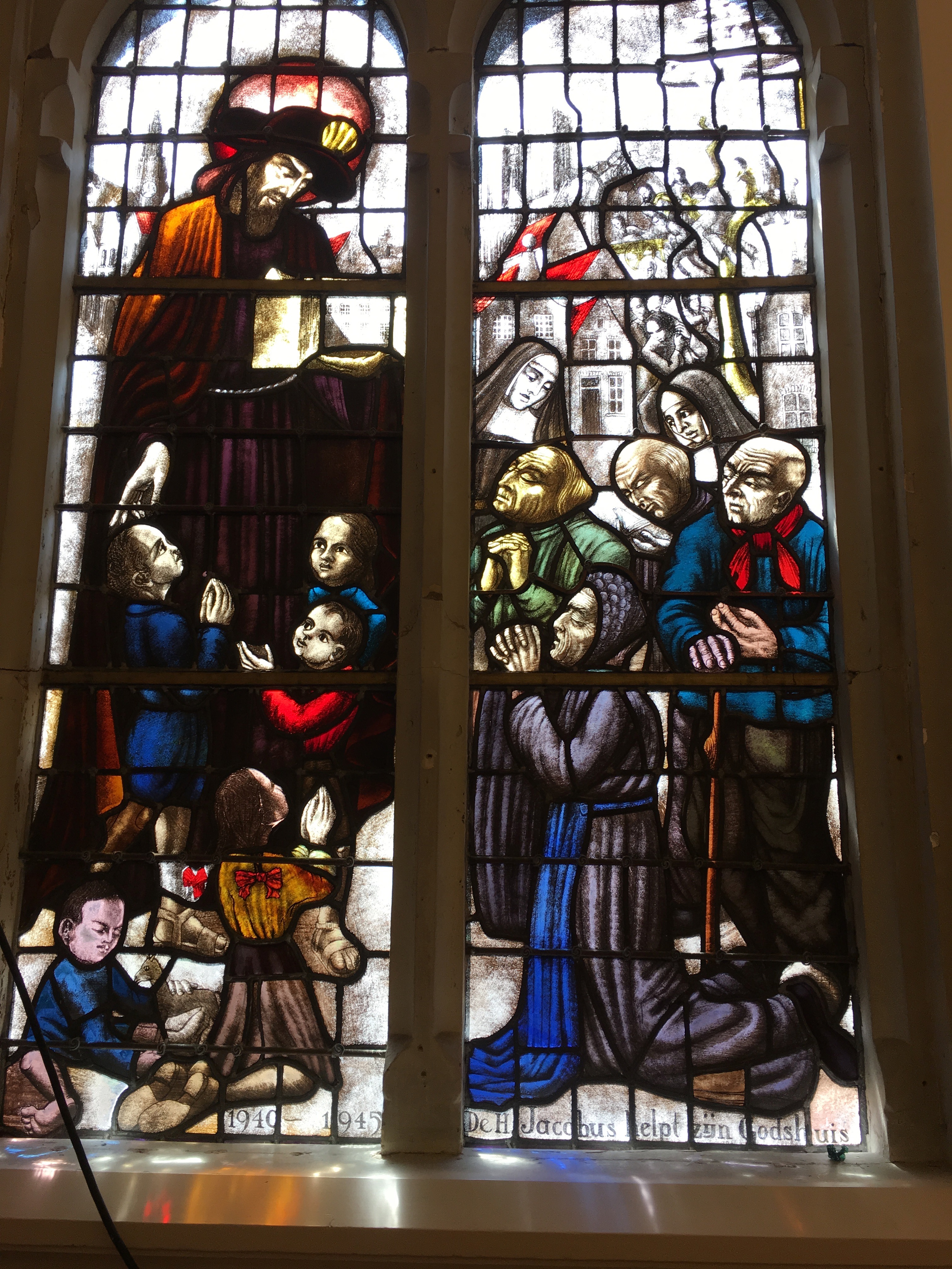 glas-in-lood raam van Frans Balendong, 1952, met de heilige St Jacobus die bescherming biedt aan wezen, bejaarden en zusters