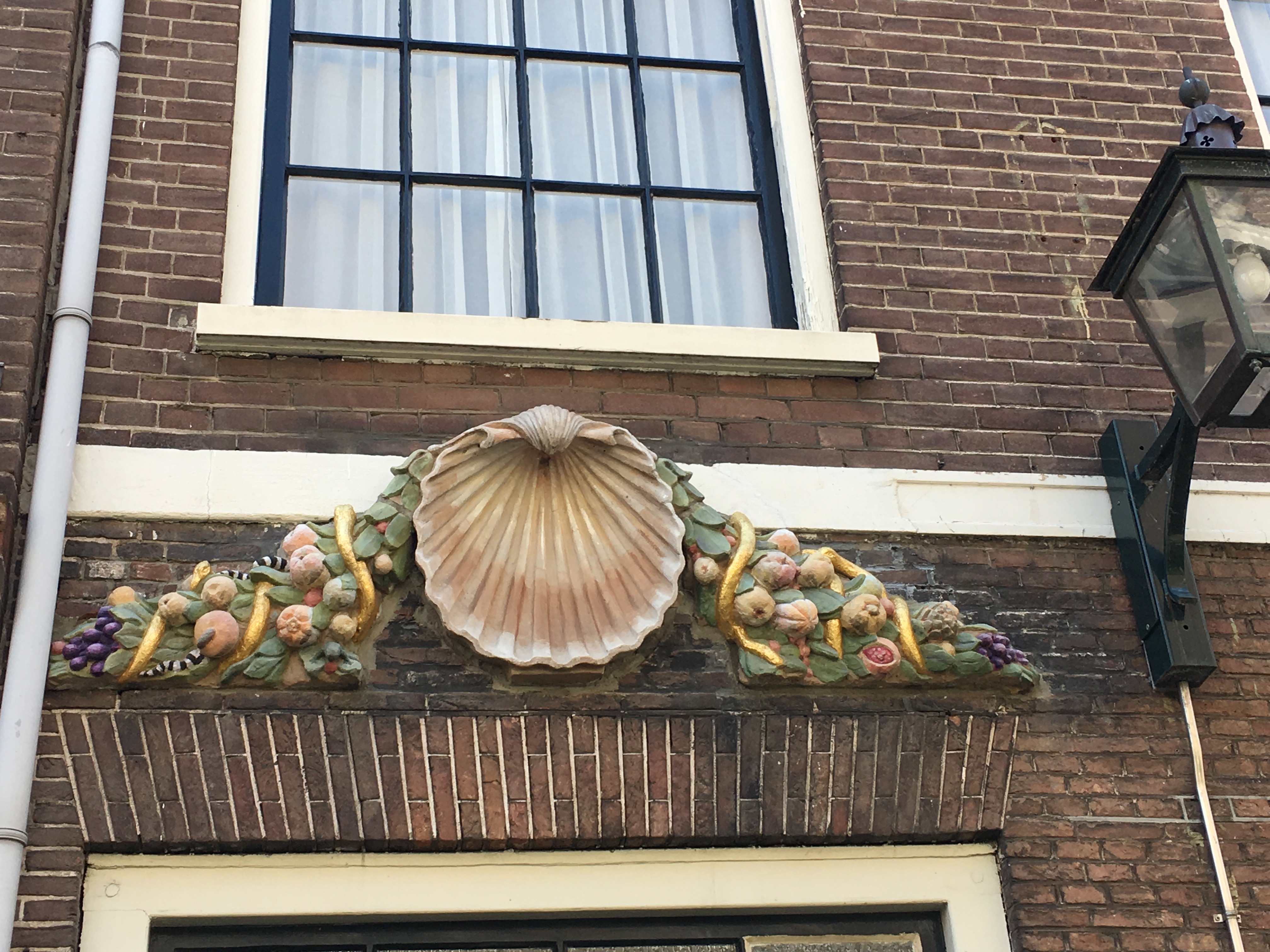 aan de voorgeven van het Rosenstock-Huessy Huis prijkt het al eeuwenlang gebruikte pelgrimsembleem, de St. Jacobssschelp, 