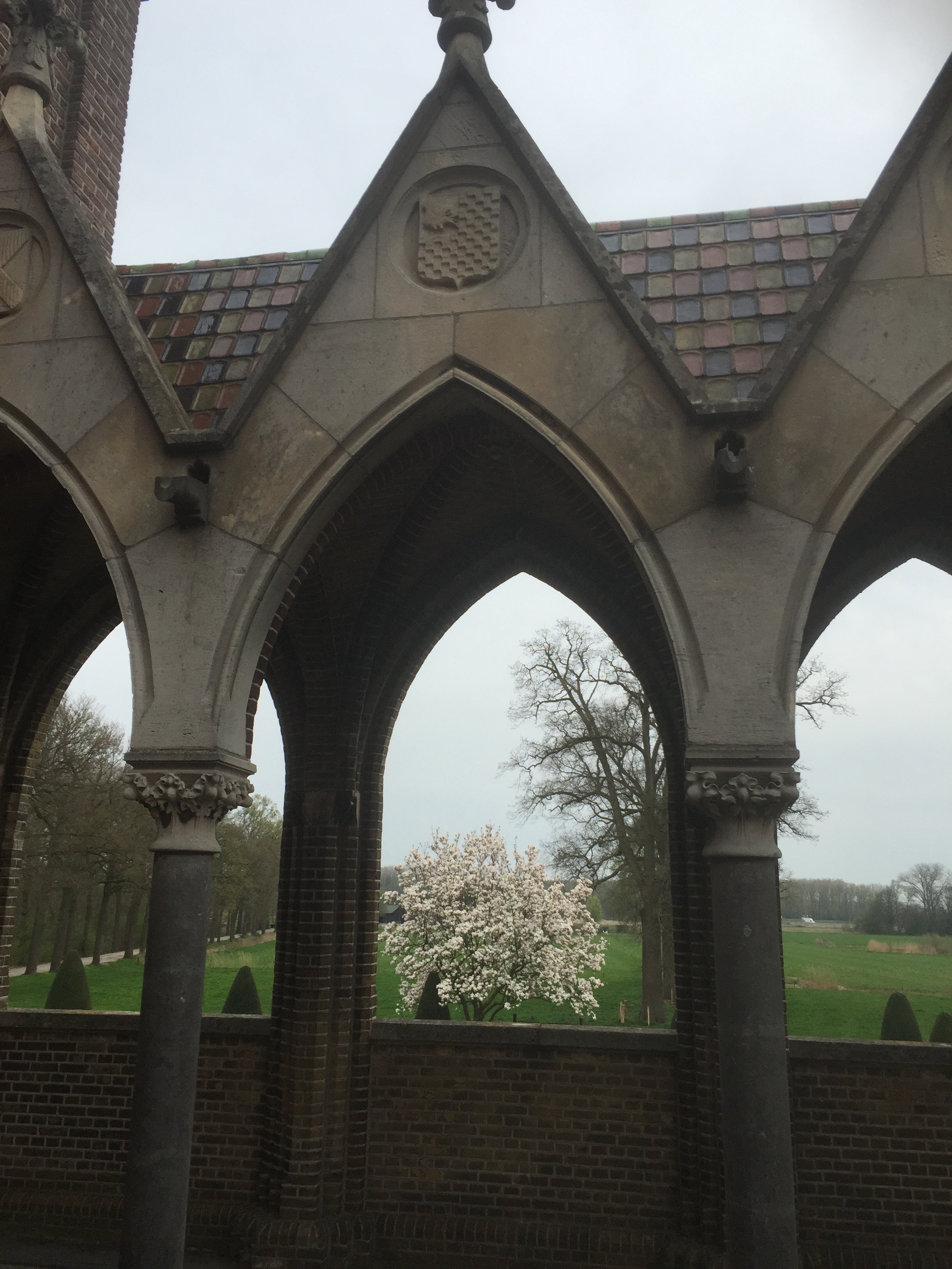 galerij van Kasteel Heeswijk met uitzicht op bloeiende appelboom