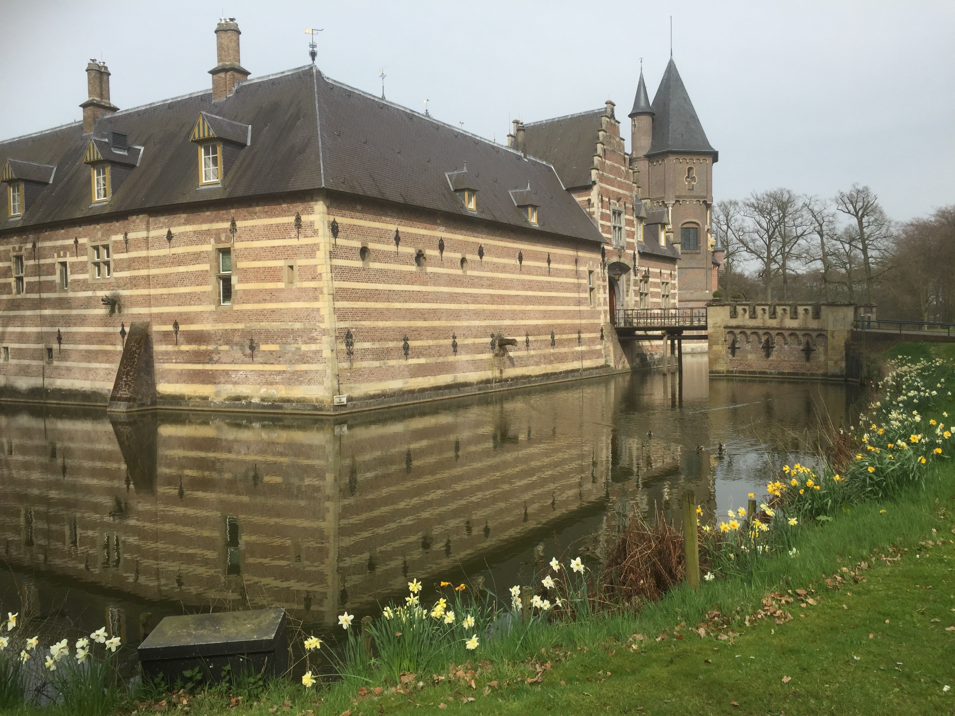 Kasteel Heeswijk, buitenmuur van een echt kasteel