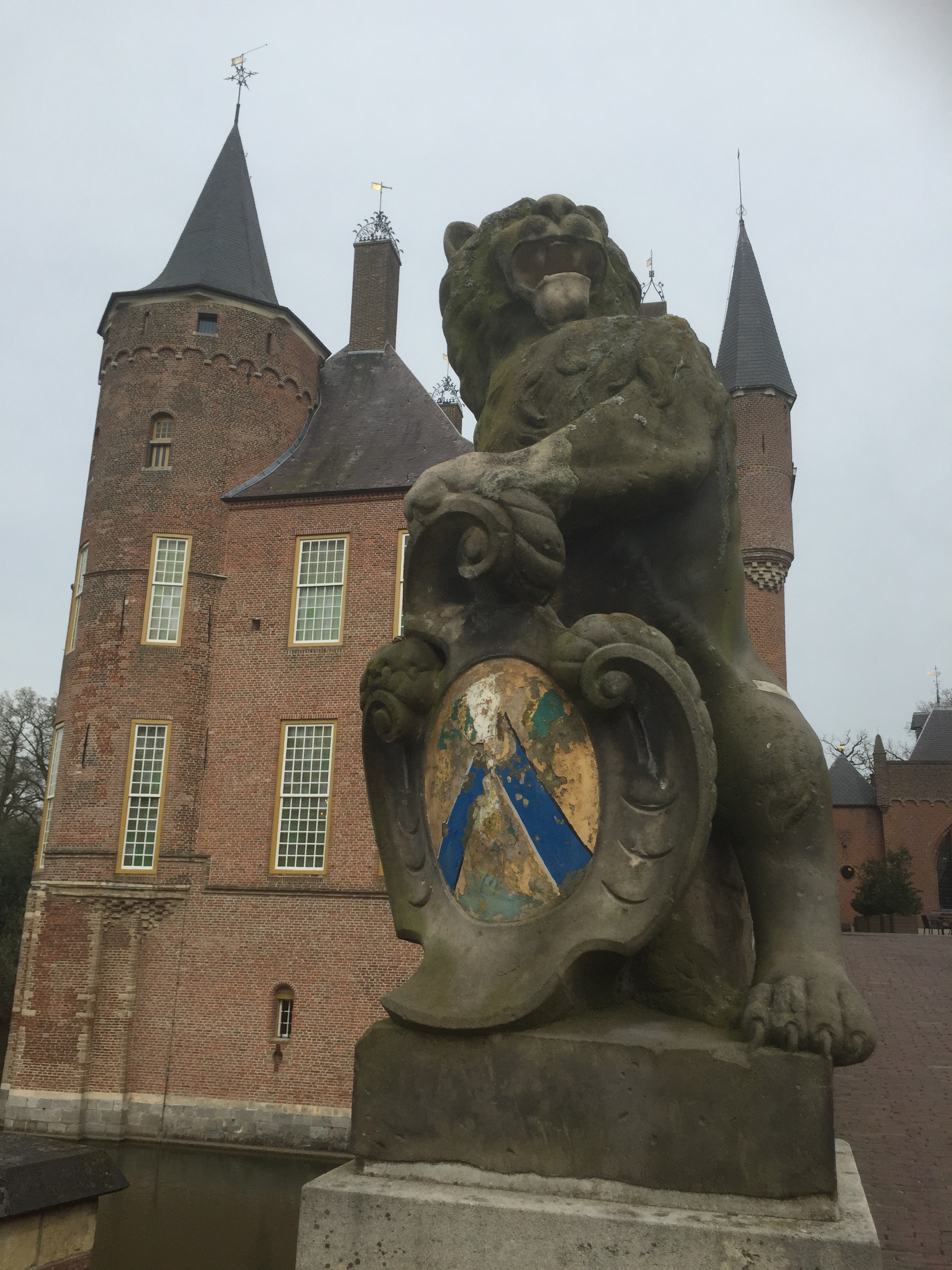 Kasteel Heeswijk, toegangsbrug met leeuw
