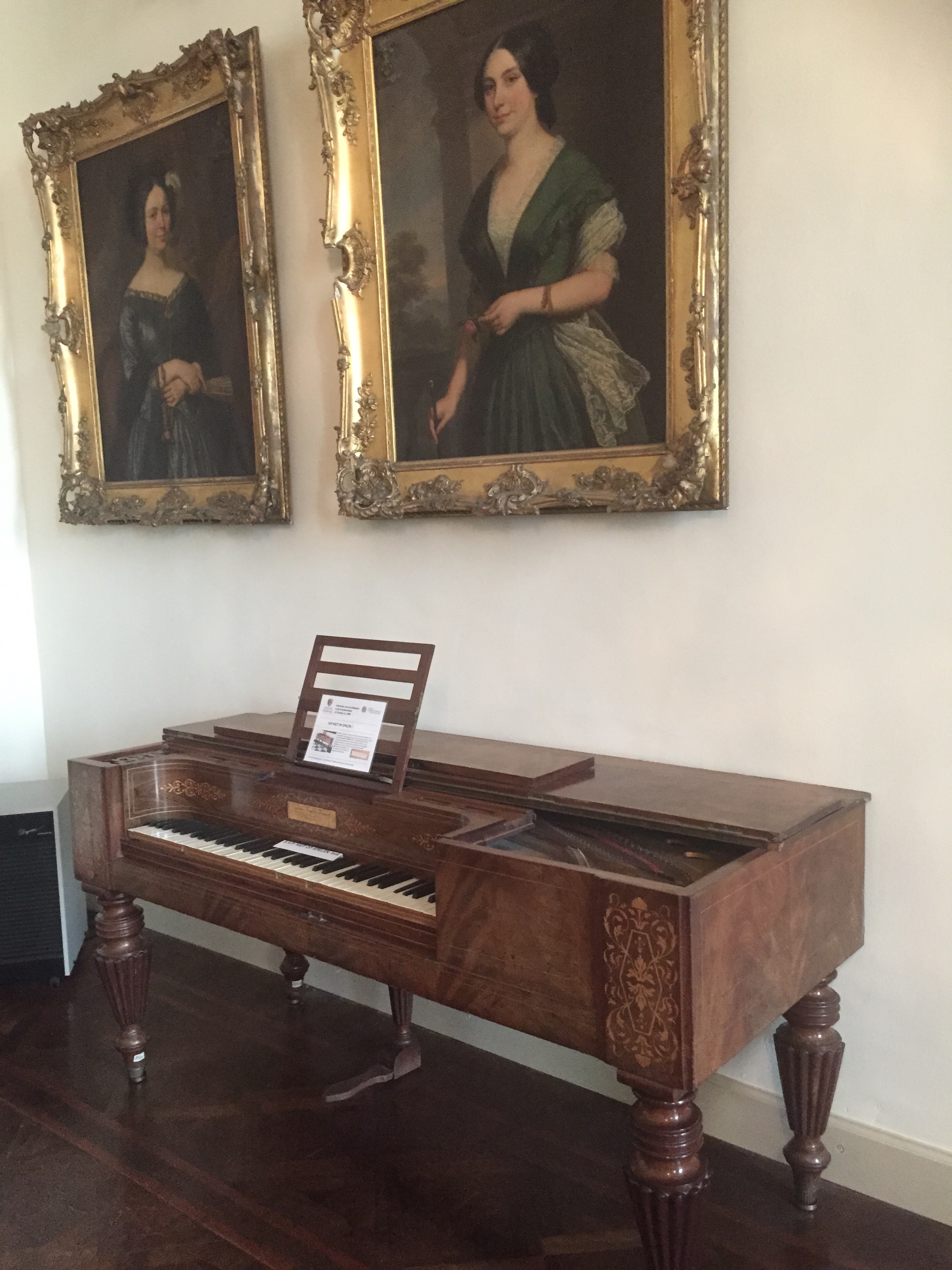 Duwaer tafel piano (Sweelinck Coll.) in de Salon
