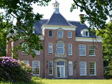 Huis Leyduin met rododendrons