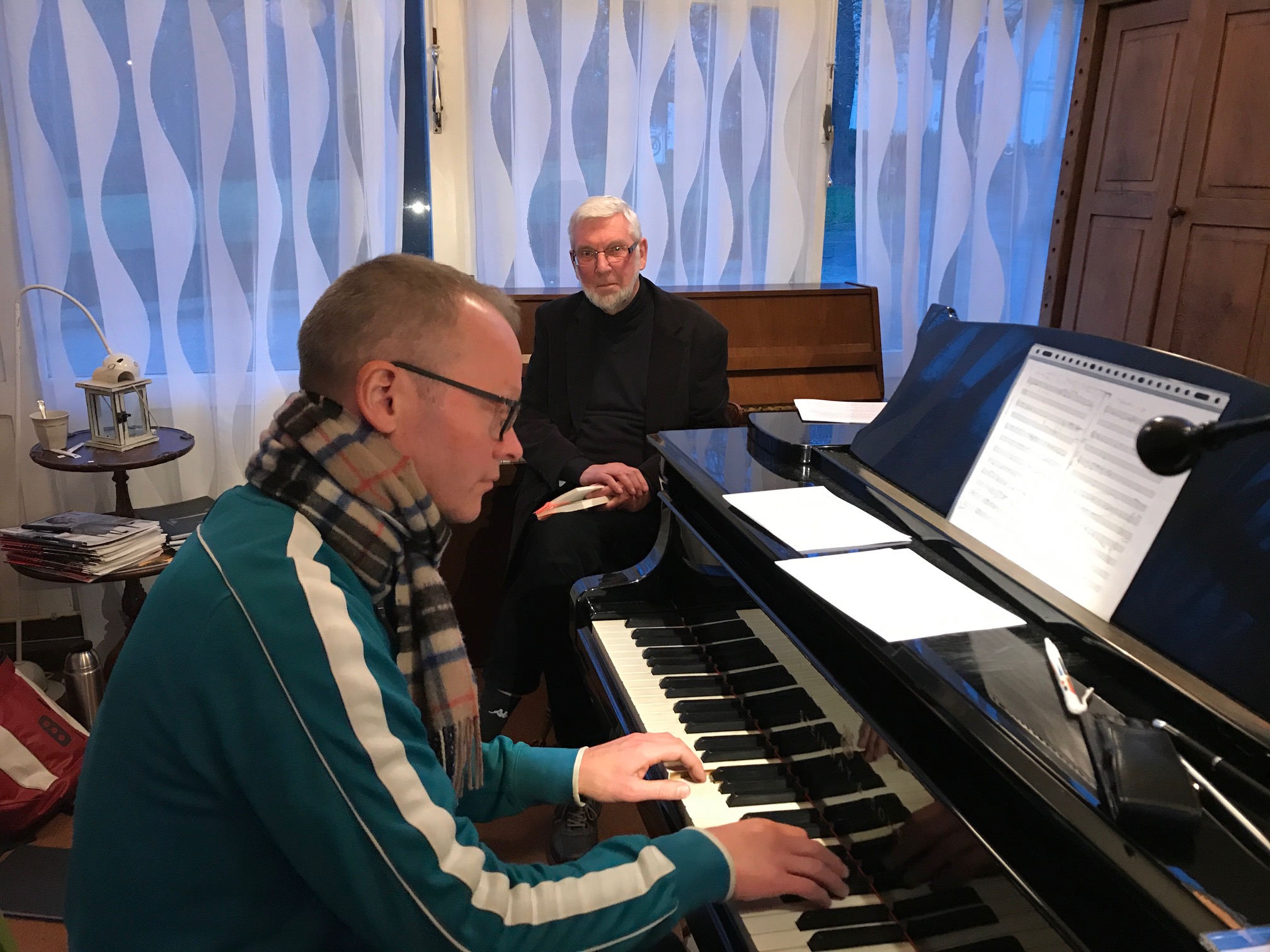 Sebastiaan Oosthout aan de piano