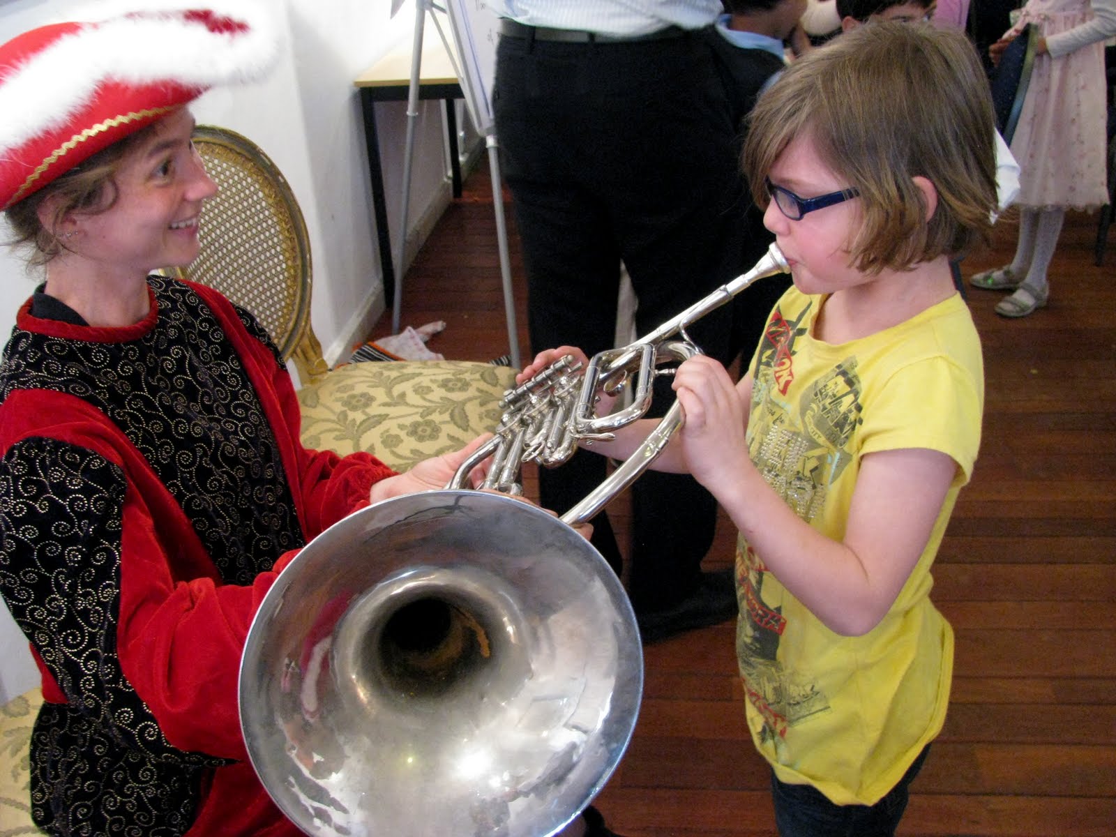 kinderen proberen de instrumenten uit: de eerste hoornles