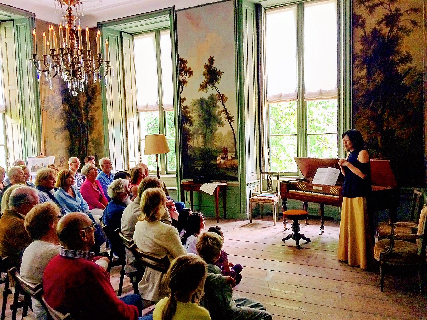 Kaoru Iwamura in de muziekkamer van Kasteel Loenersloot 