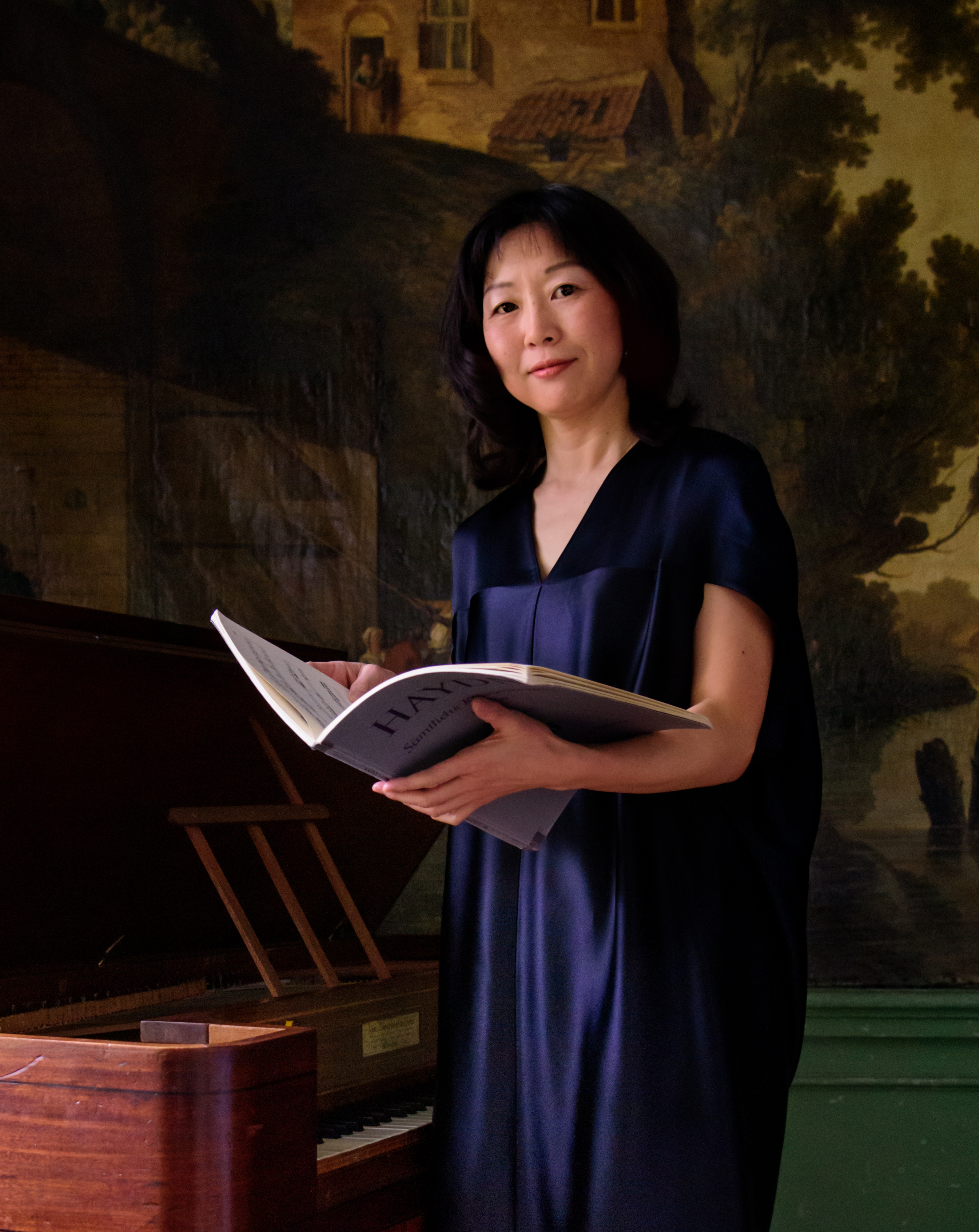 Kaoru Iwamura  met een muziekboek in de hand