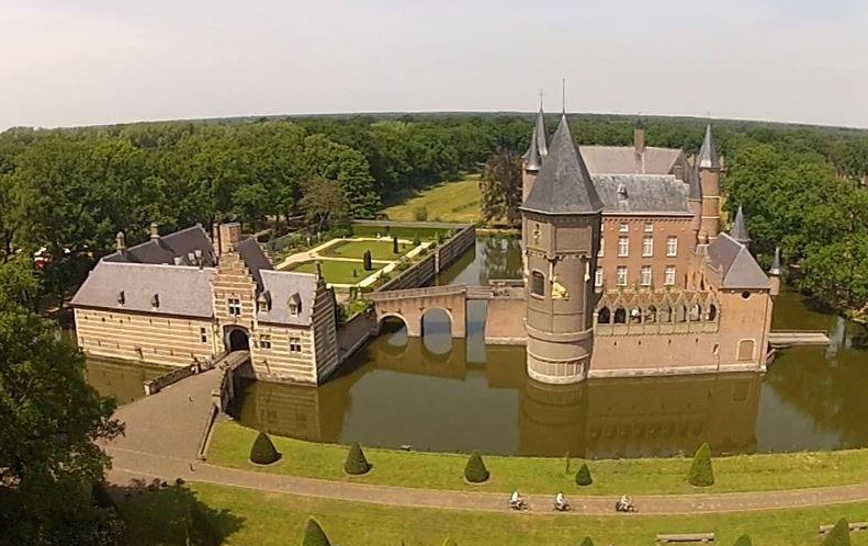 Kasteel Heeswijk vanuit de lucht, foto Erik Pietersma