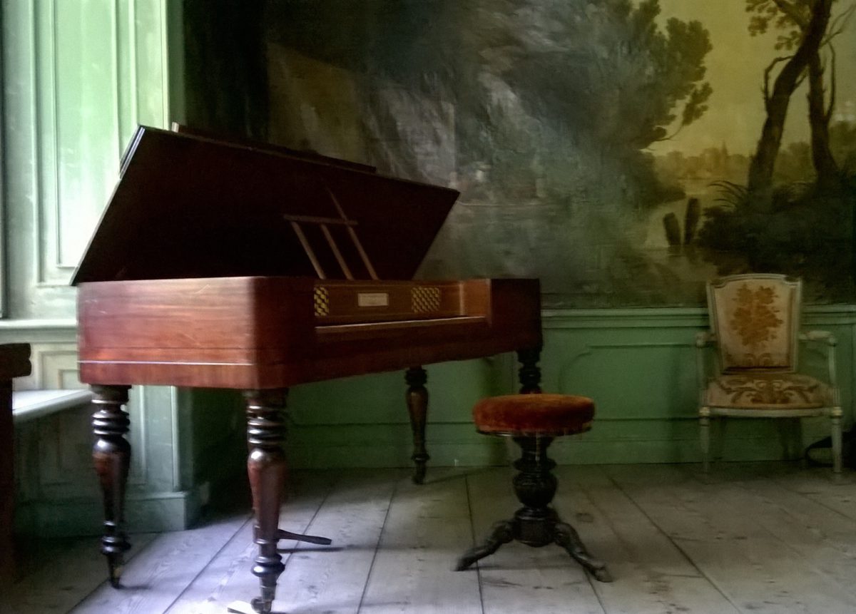 Broadwood tafelpiano 1829 in de tuinkamer van Kasteel Loenersloot