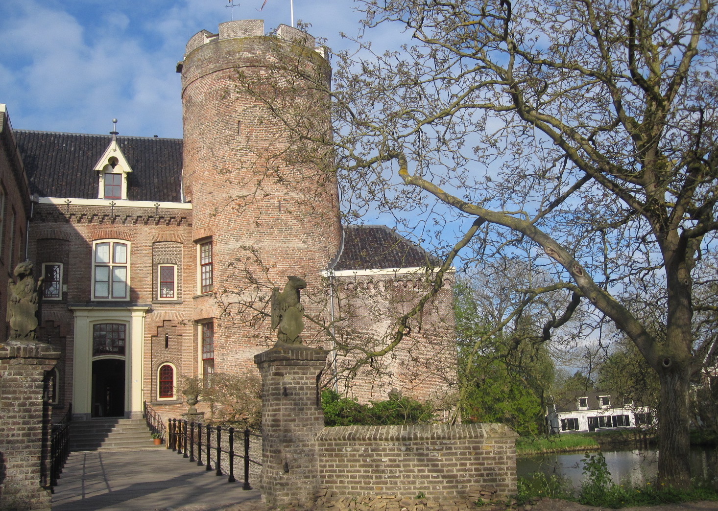 Kasteel Loenersloot met toegangsbrug