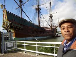 Leo Balai voor de 'Batavia' in Lelystad