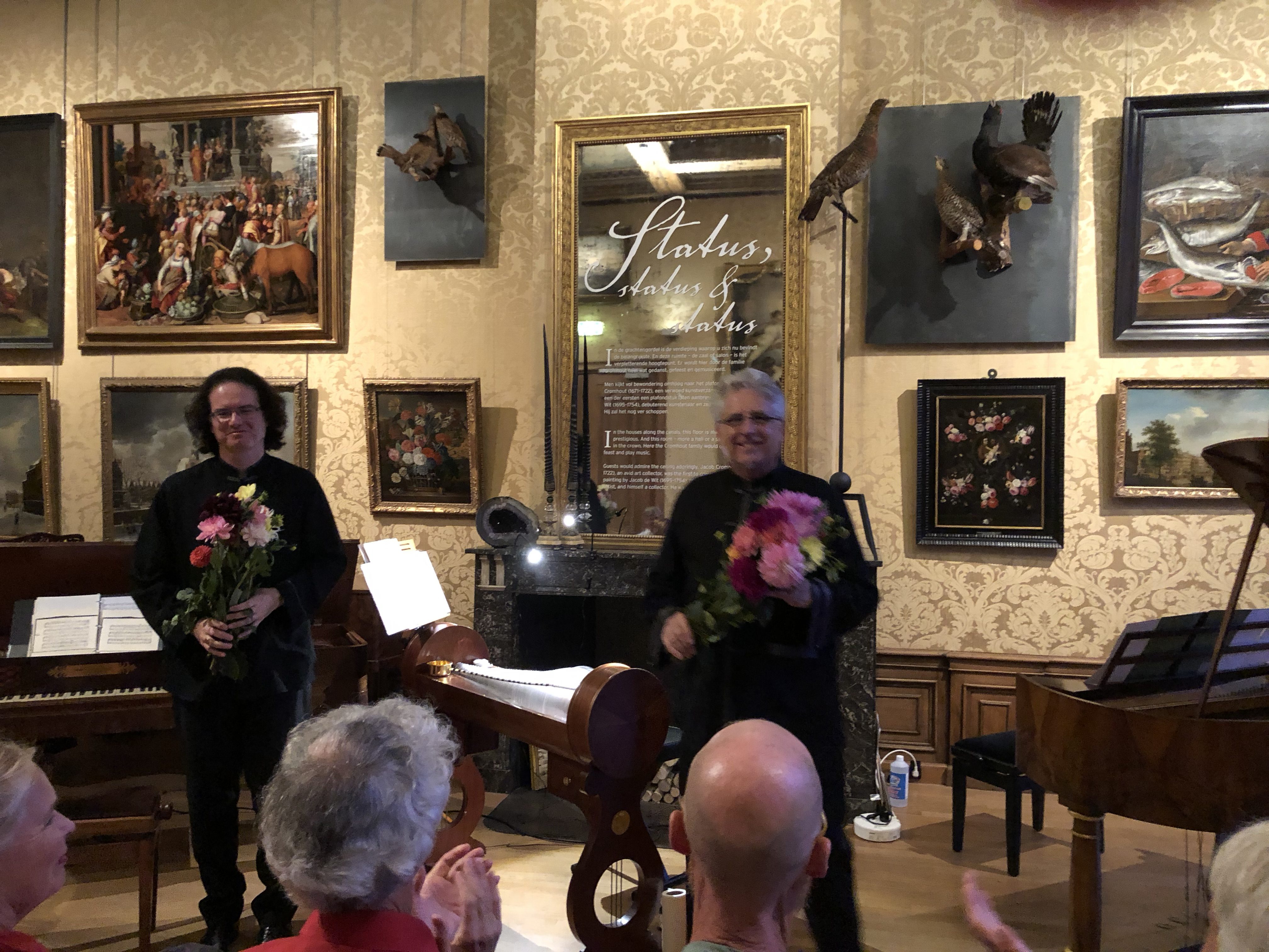 Bloemenhulde voor Michael Tsalka en Dennis James 