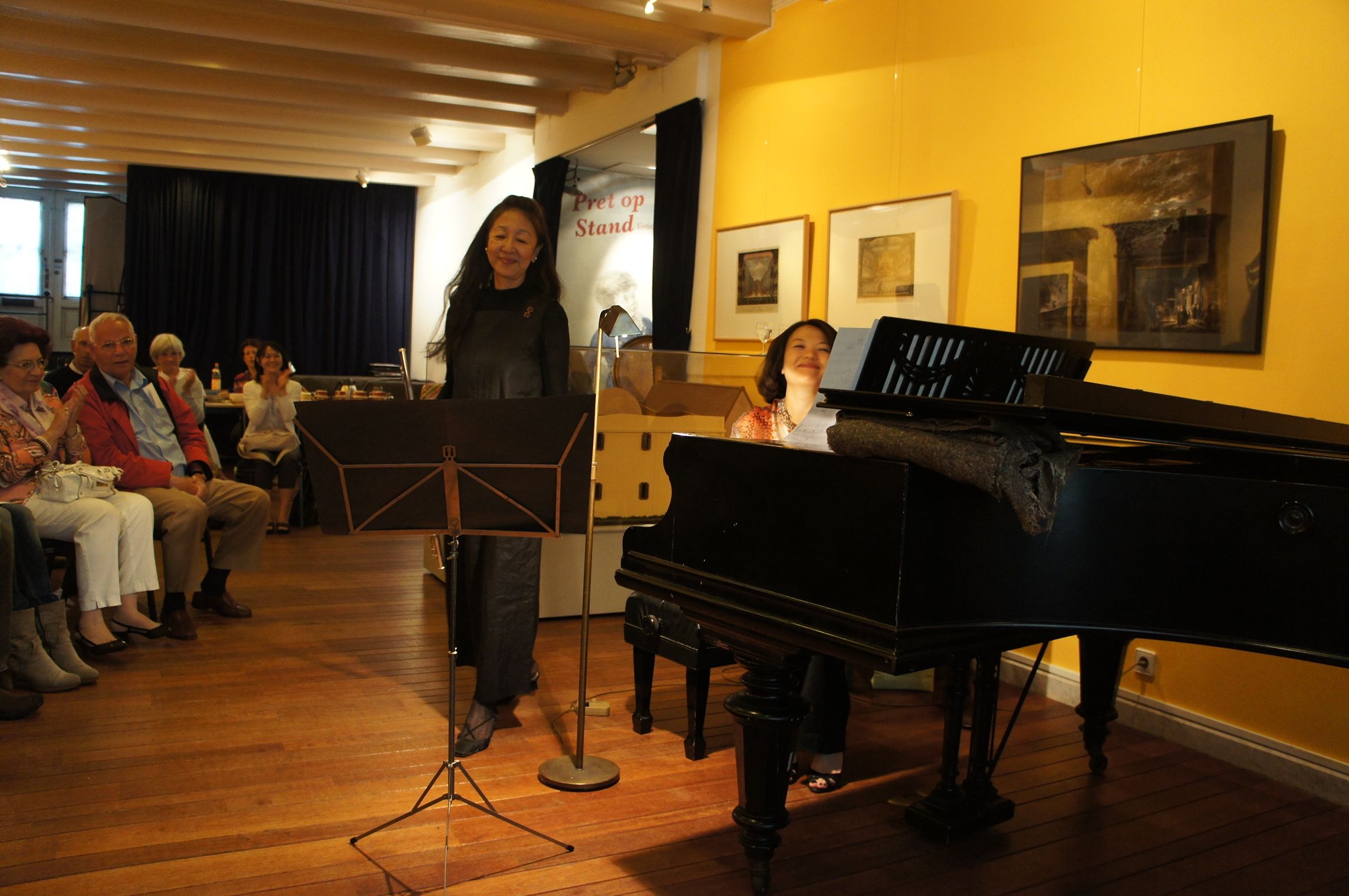 Machiko en Naomi in de Geelvinck Salon van 31 - 8 - 2014