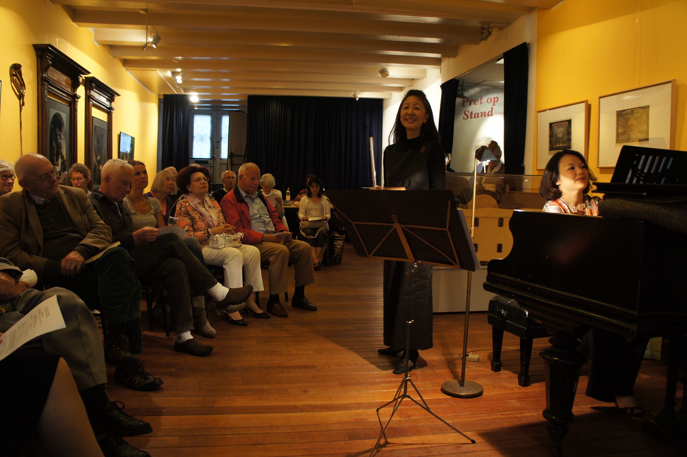 Machiko en Naomi in de Geelvinck Salon, 31-08-14