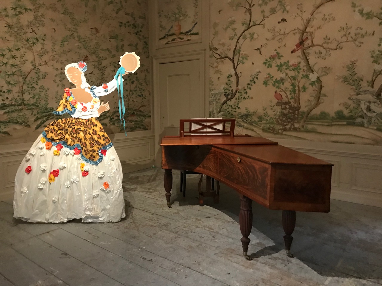 Tischner fortepiano 1828 in de Chinese vogeltjeskamer met kostuumpop