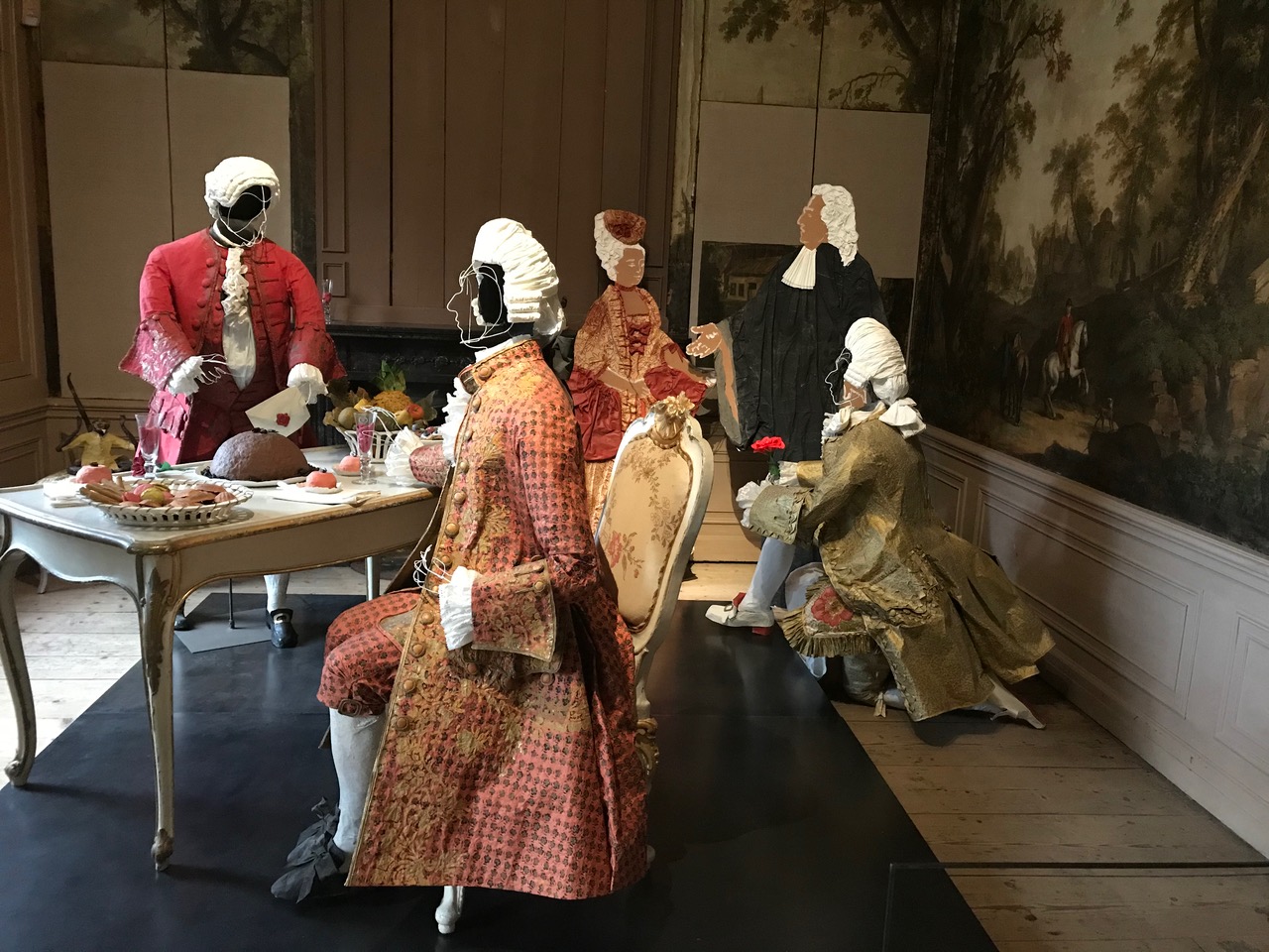 tentoonstelling van papieren kostuums op draadpoppen in de kamers van Oud-Amelisweerd