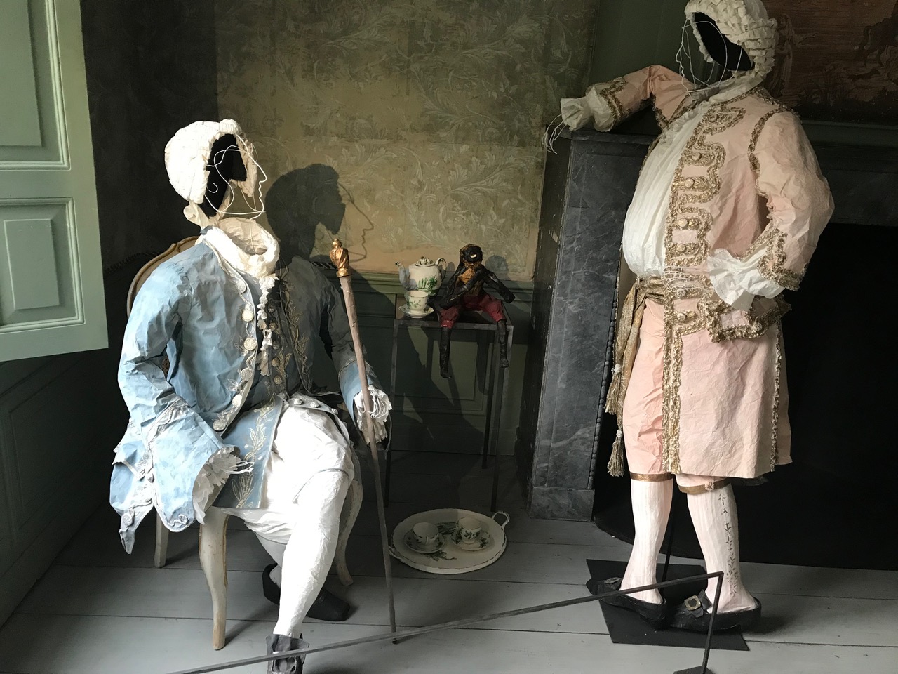 Mode Affen papieren poppen tentoonstelling 