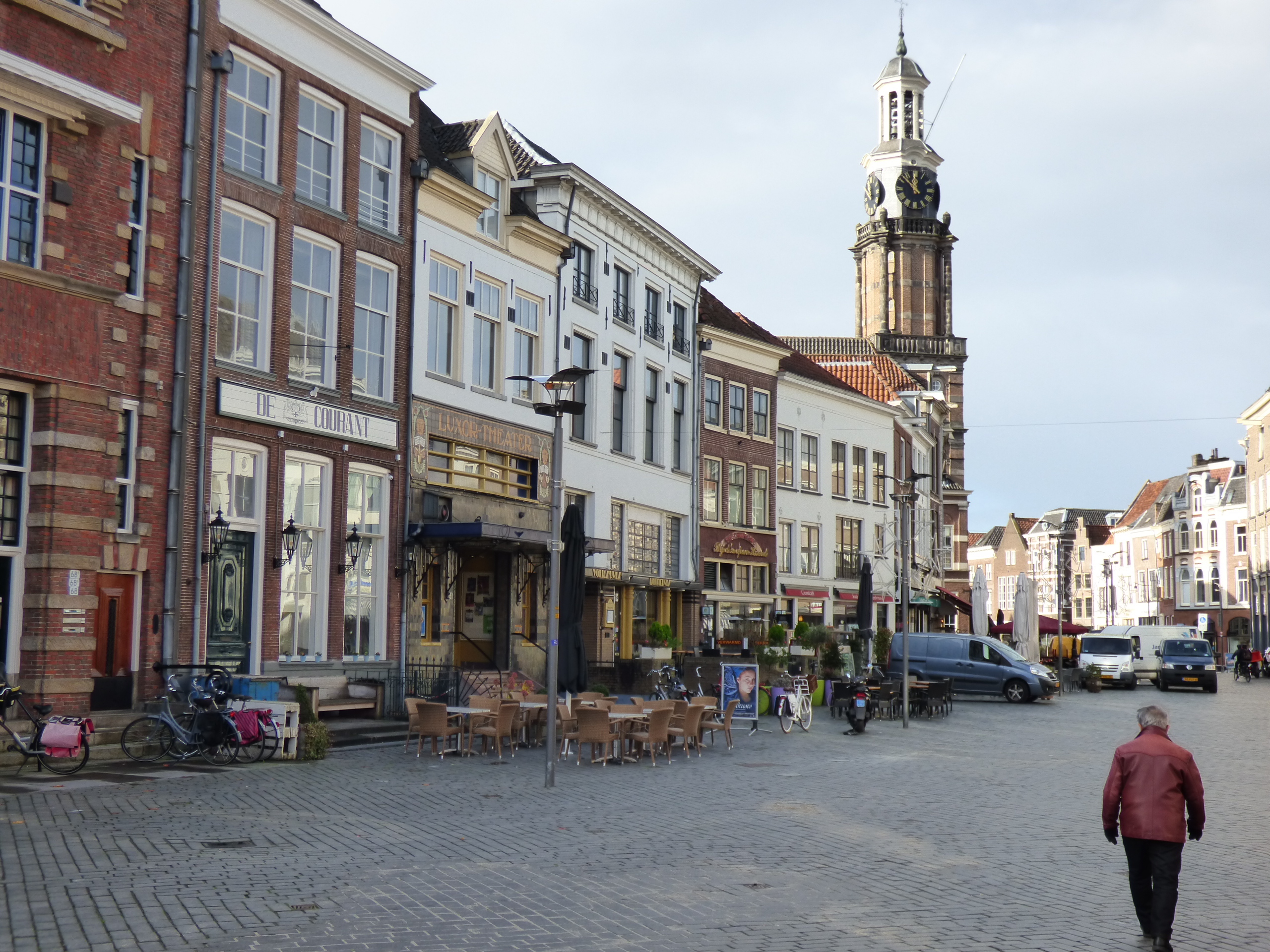 Zutphen, op de grens van Zaadmarkt en Groenmarkt met Wijnhuistoren, foto Peter Buikstra