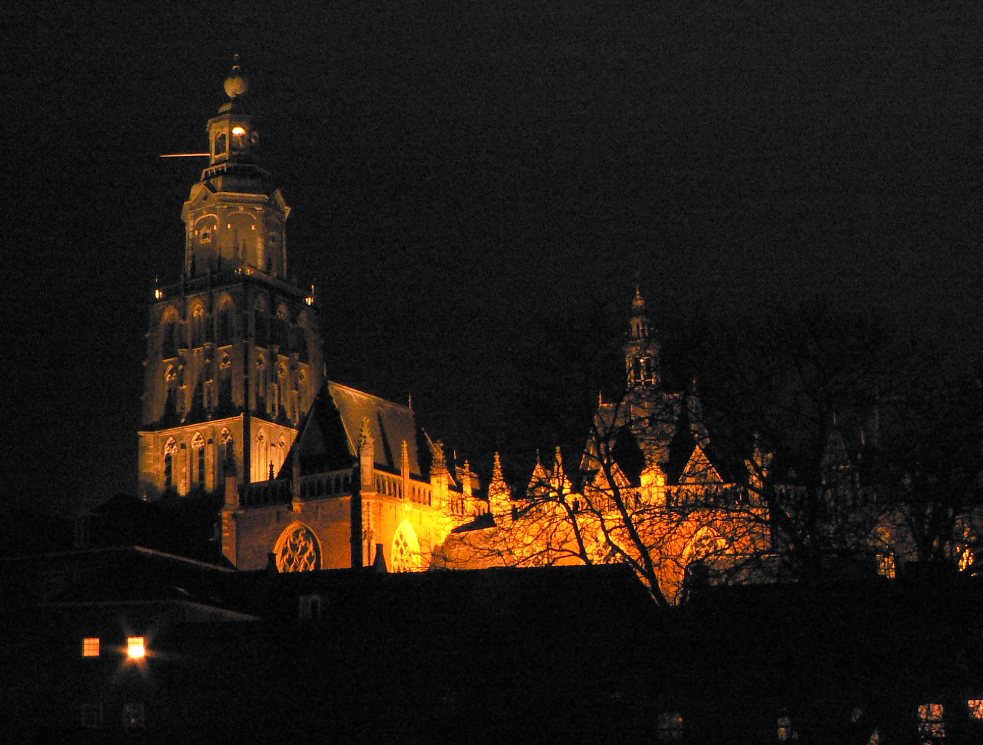 Walburgistoren in floodlight, foto Peter Buikstra
