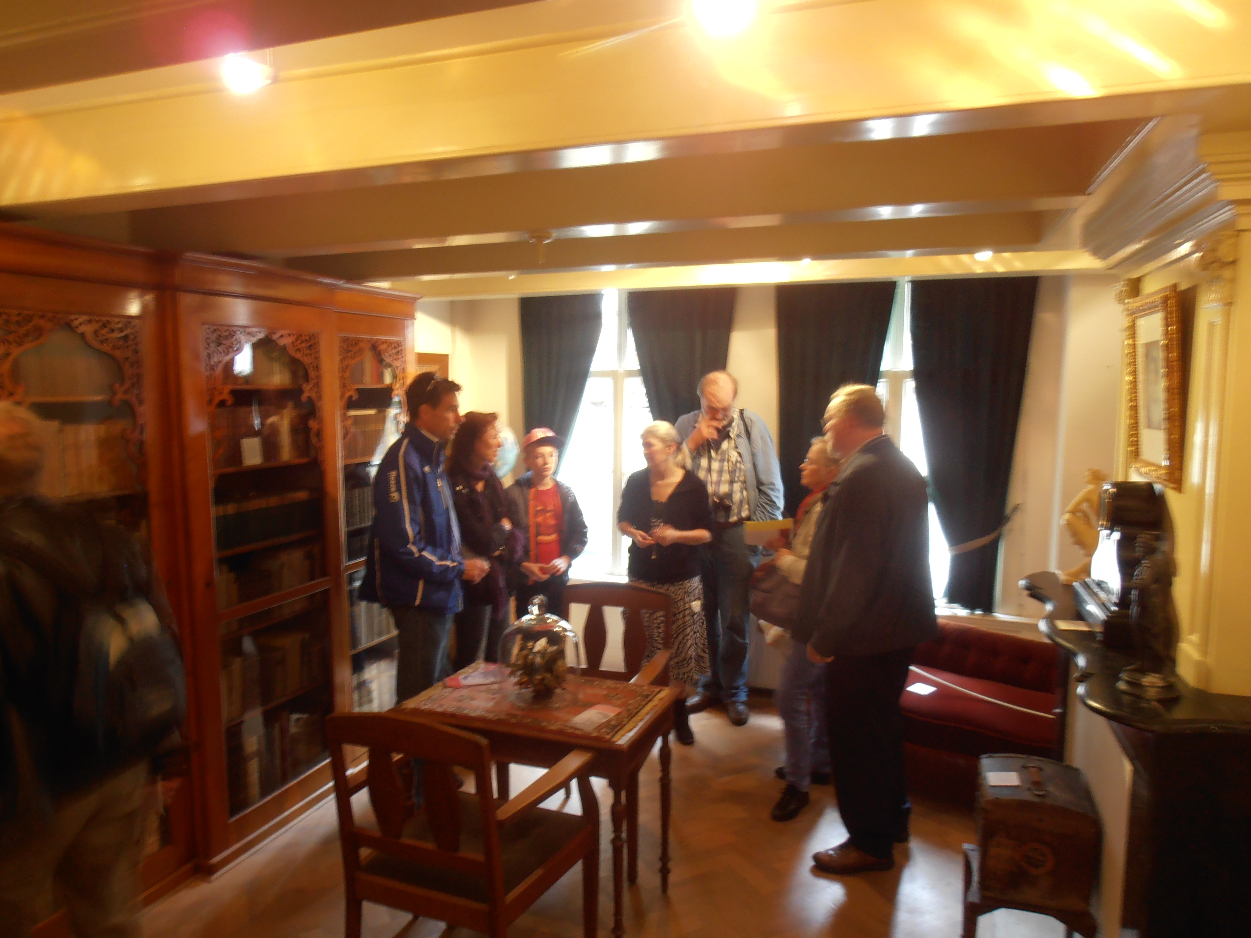 Bezoekers in de kamer van Multatuli