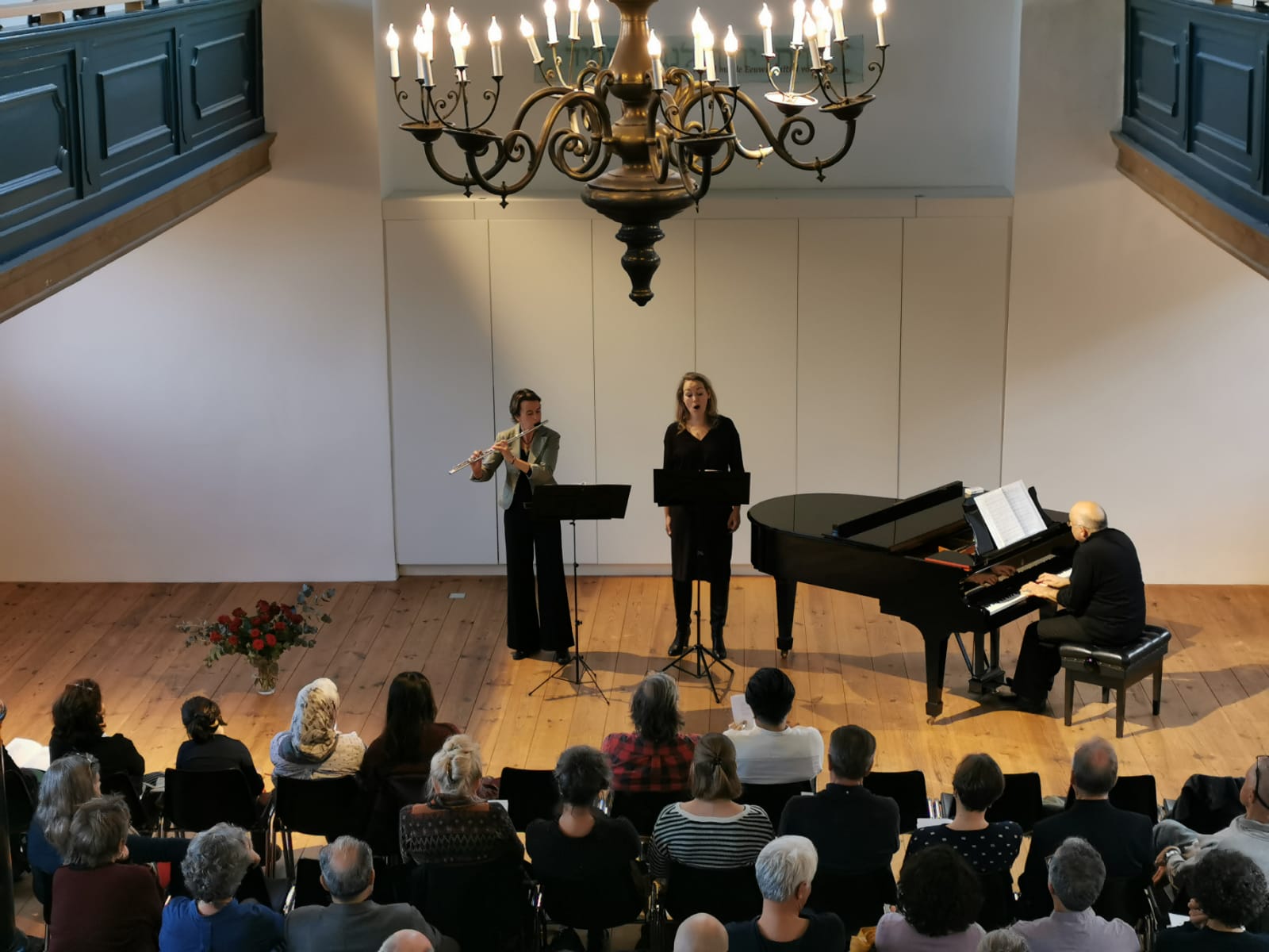première uitvoering van POEMS in de Uilenburger Sjoel van bovenaf gezien