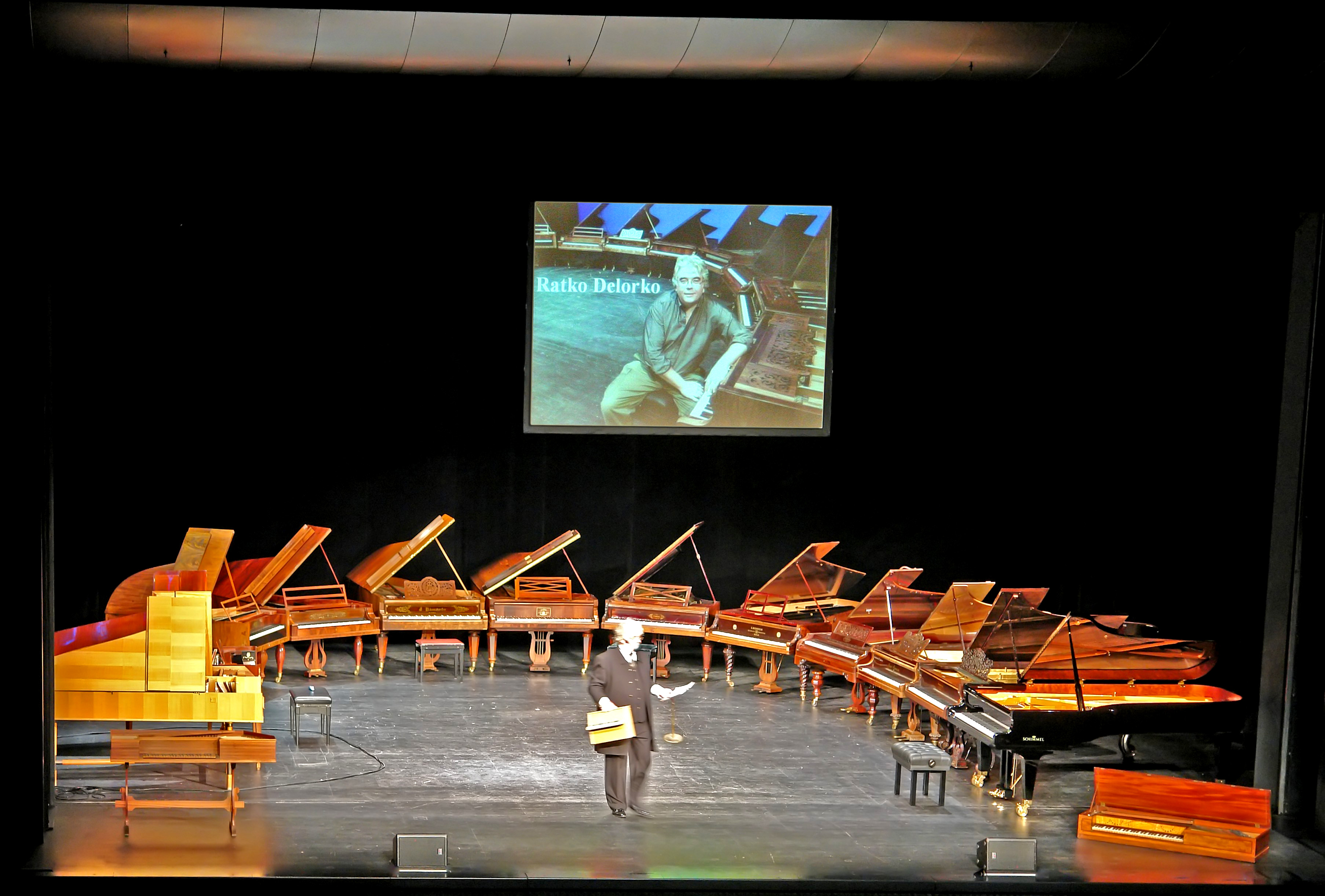 Ratko Delorko illustreert zijn programma 'The History of the Piano' met 20 instrumenten