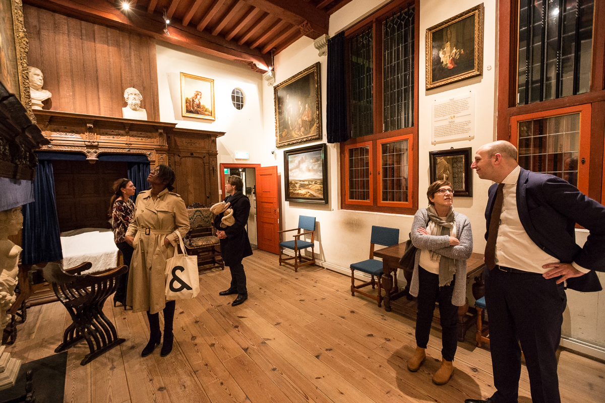 publiek kijkt rond in Rembrandt's slaapkamer, foto Gerhard Taatgen