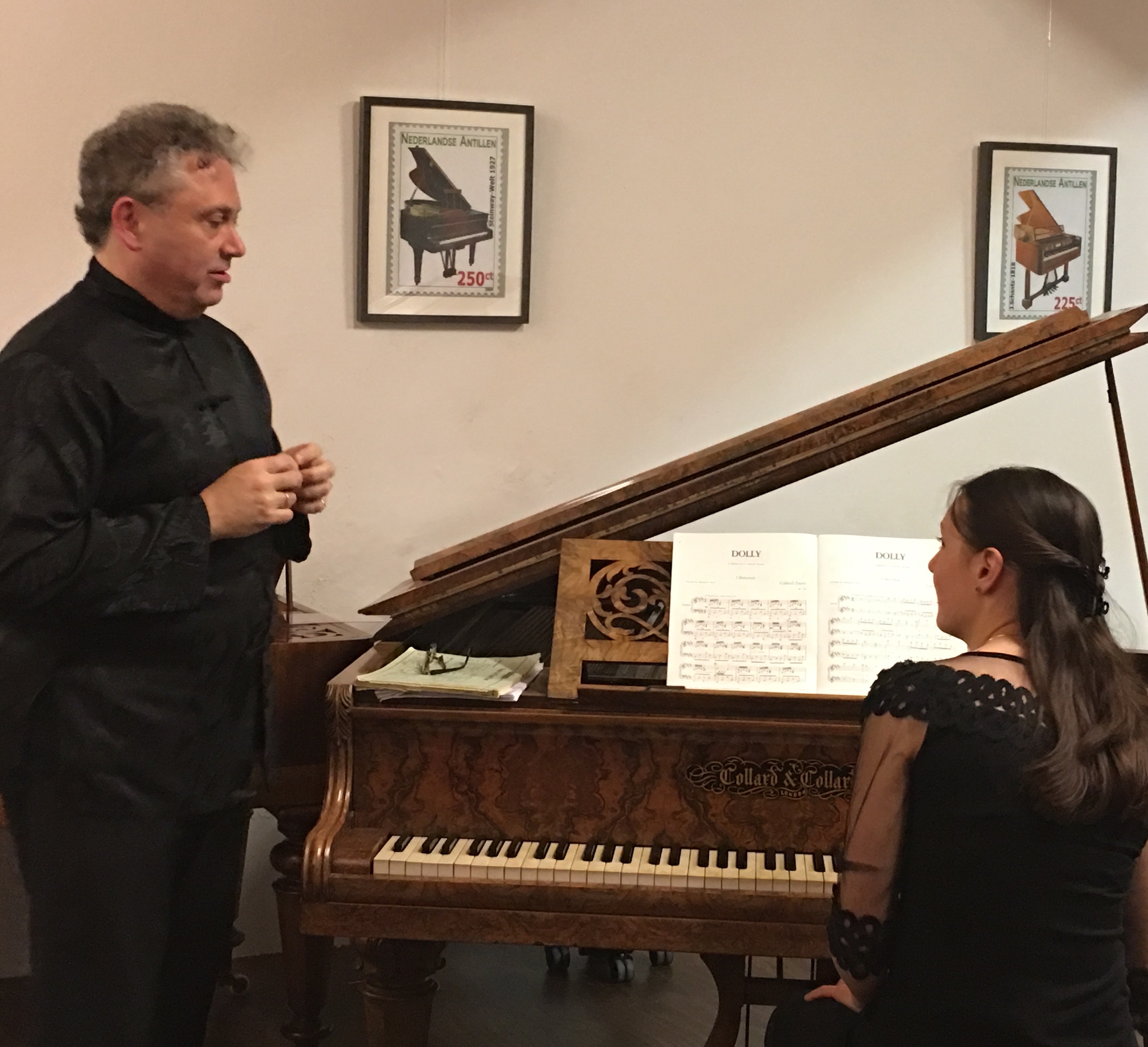 Richard Egarr vertelt over de fortepiano waar Alexandra Nepomnyashchaya aan zit