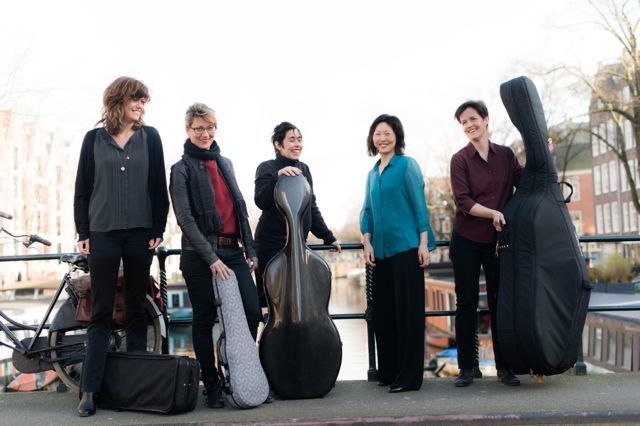 SOUNDS op een brug over een Amsterdamse gracht