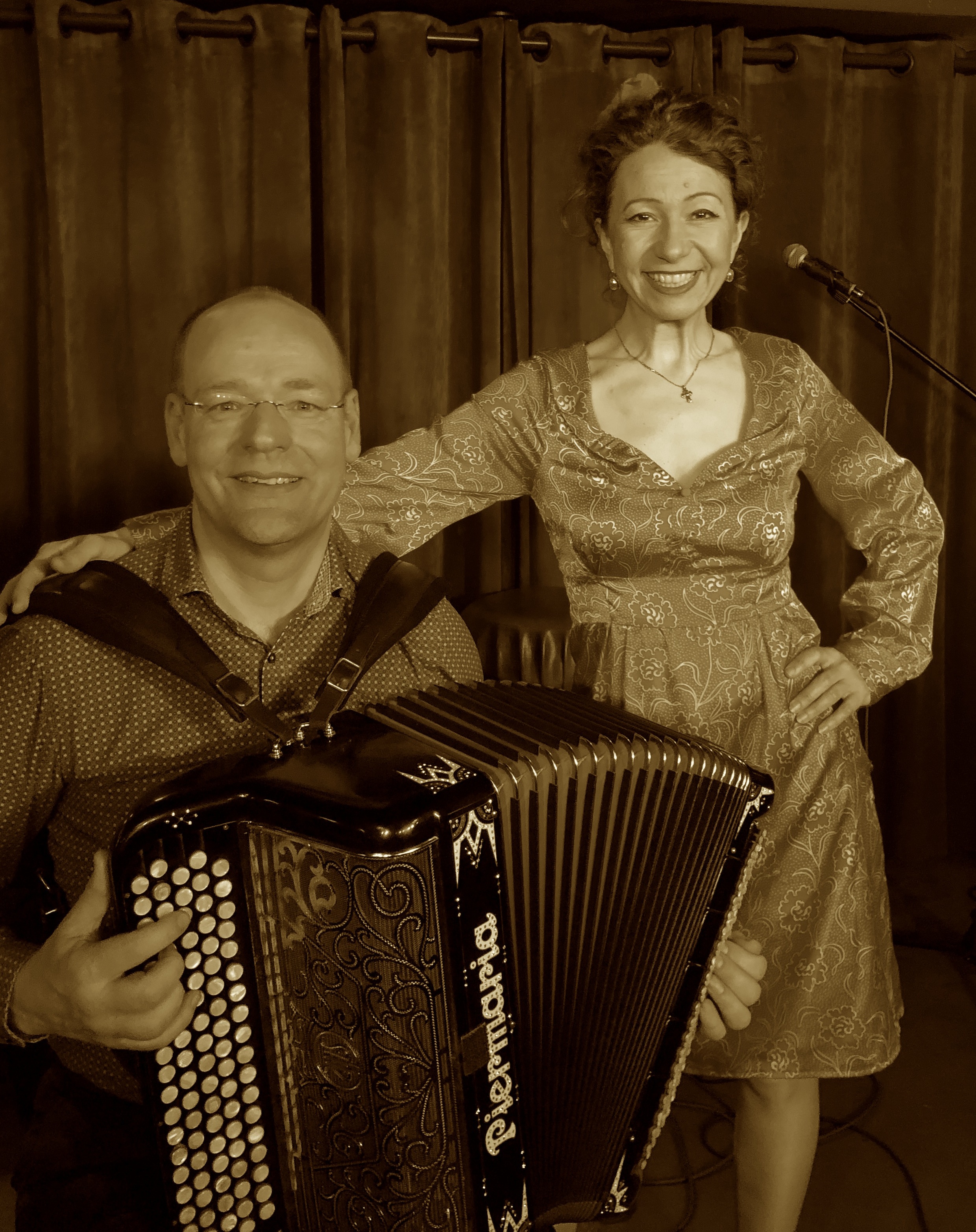 Nadja Filtzer als Sjaan met accordeonist Gert Wantenaar