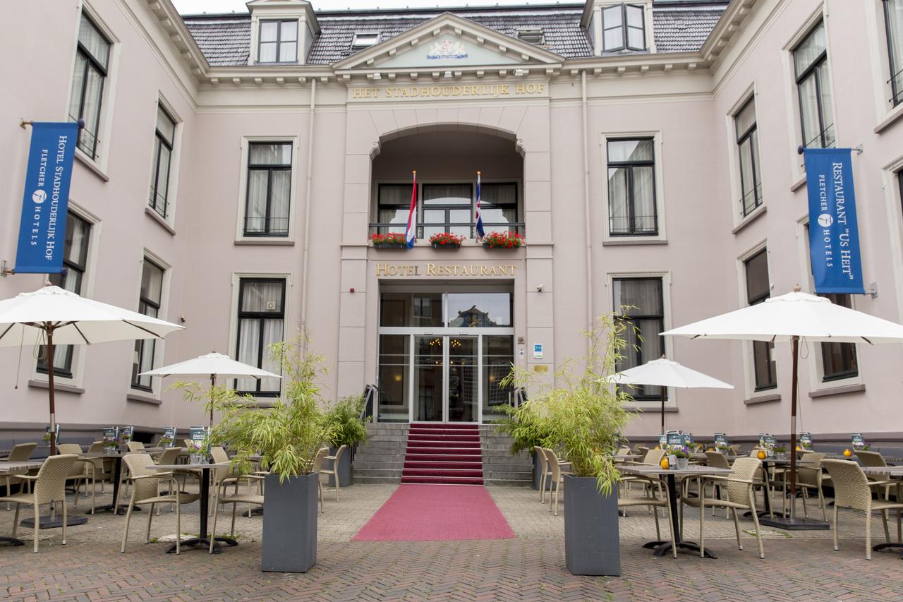 Stadhouderlijk Hof: voorzijde met rode loper