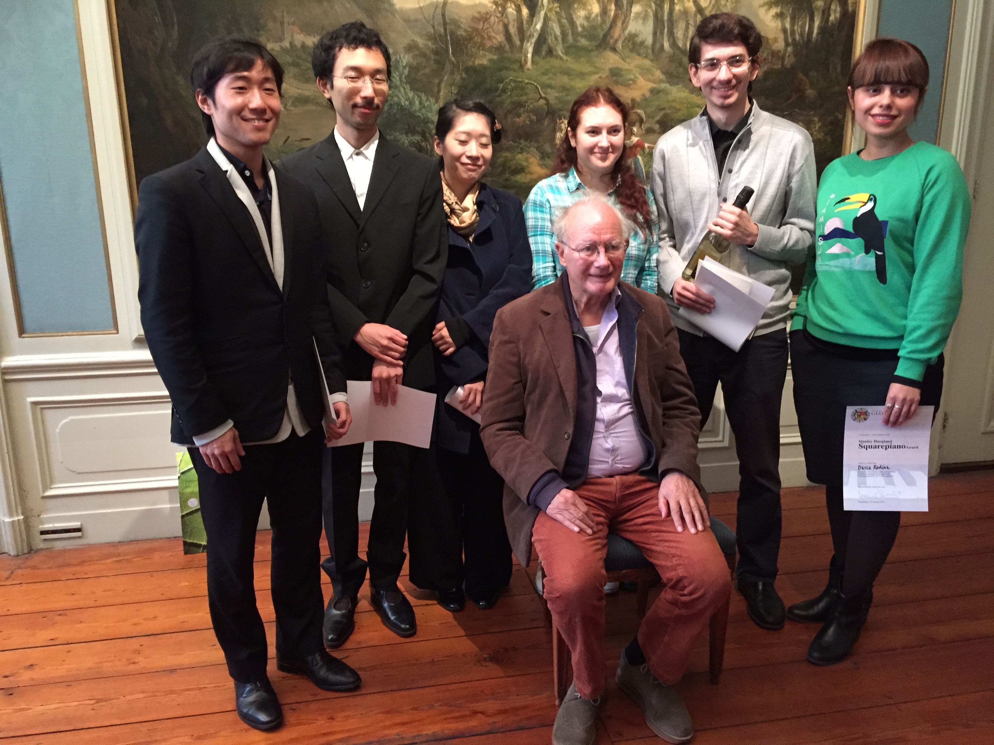 Stanley Hoogland omringd door de deelnemers Square Piano Award 2015